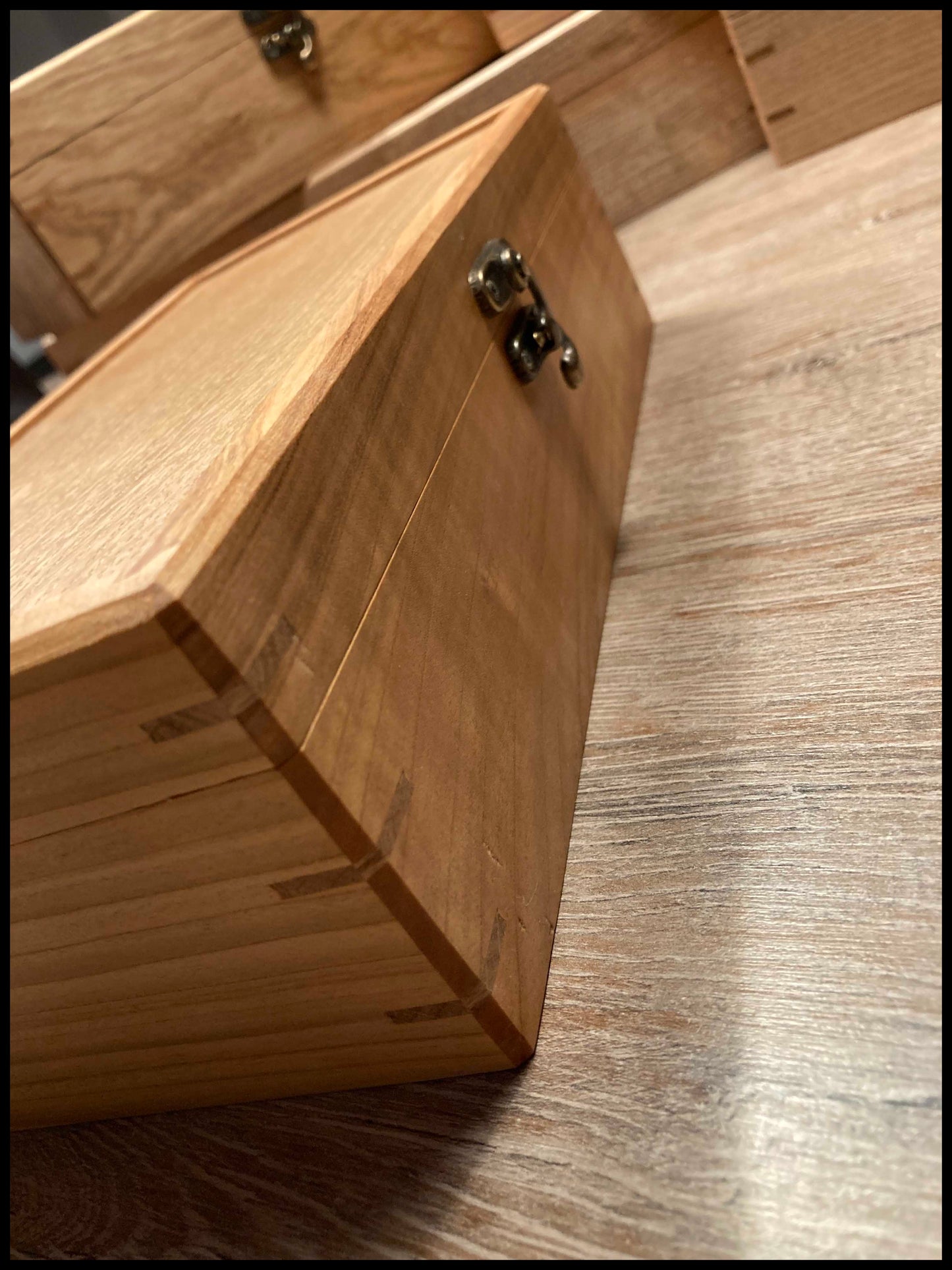 Boîte à montres 4 compartiments en bois massif de merisier et de chêne, capitonnée velours