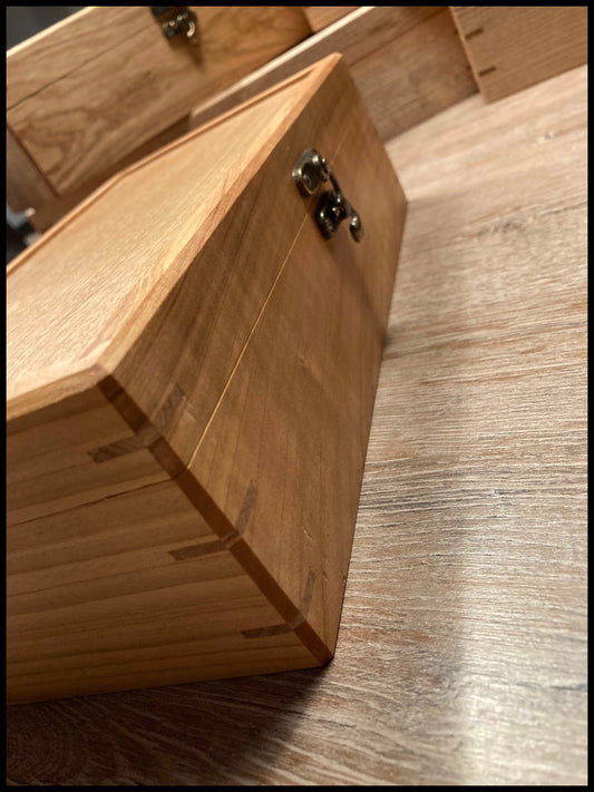 Boîte à montres 4 compartiments en bois massif de merisier et de chêne, capitonnée velours