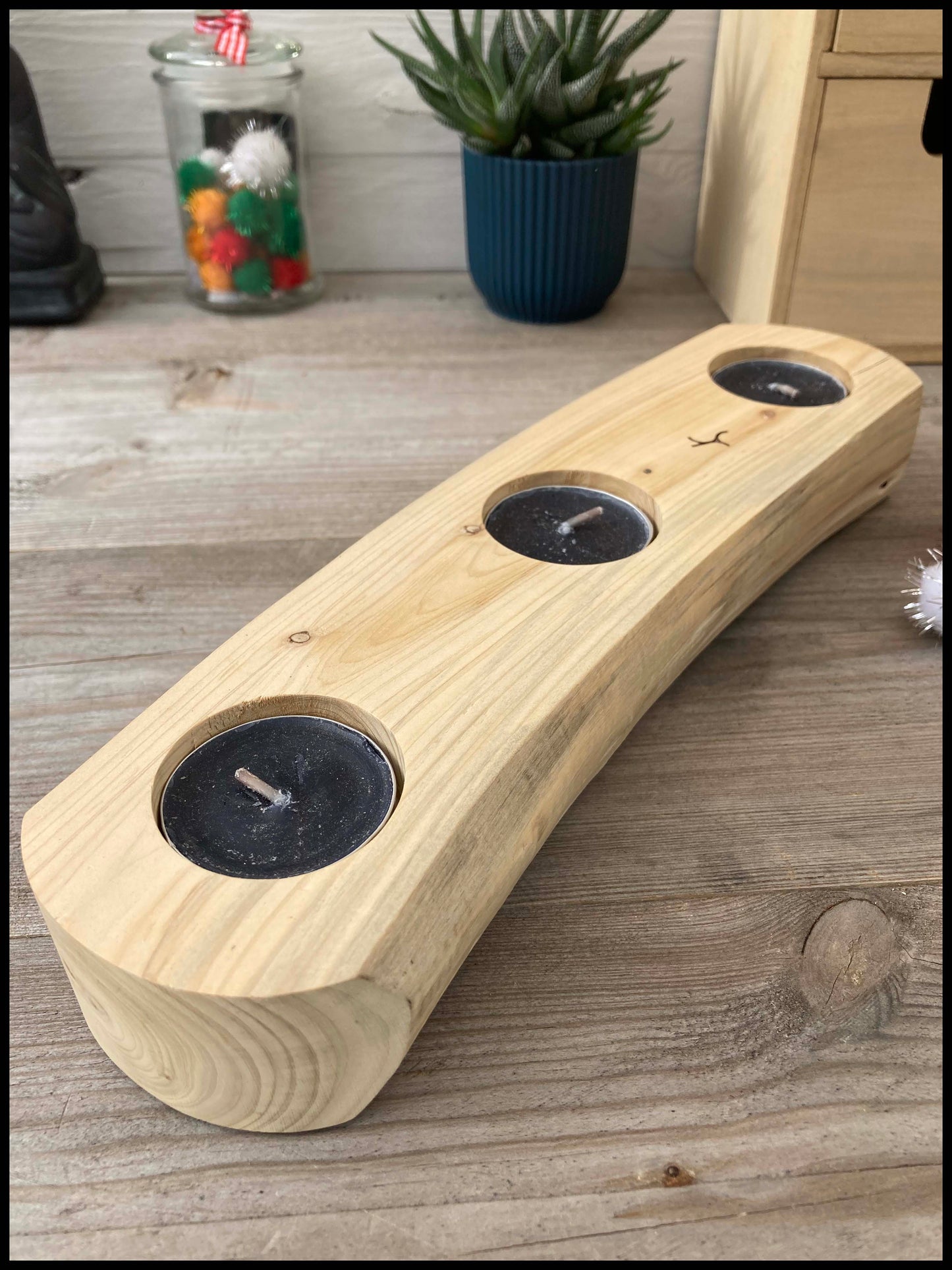 Candle holder in solid thuja wood: a triple Thuya candle holder