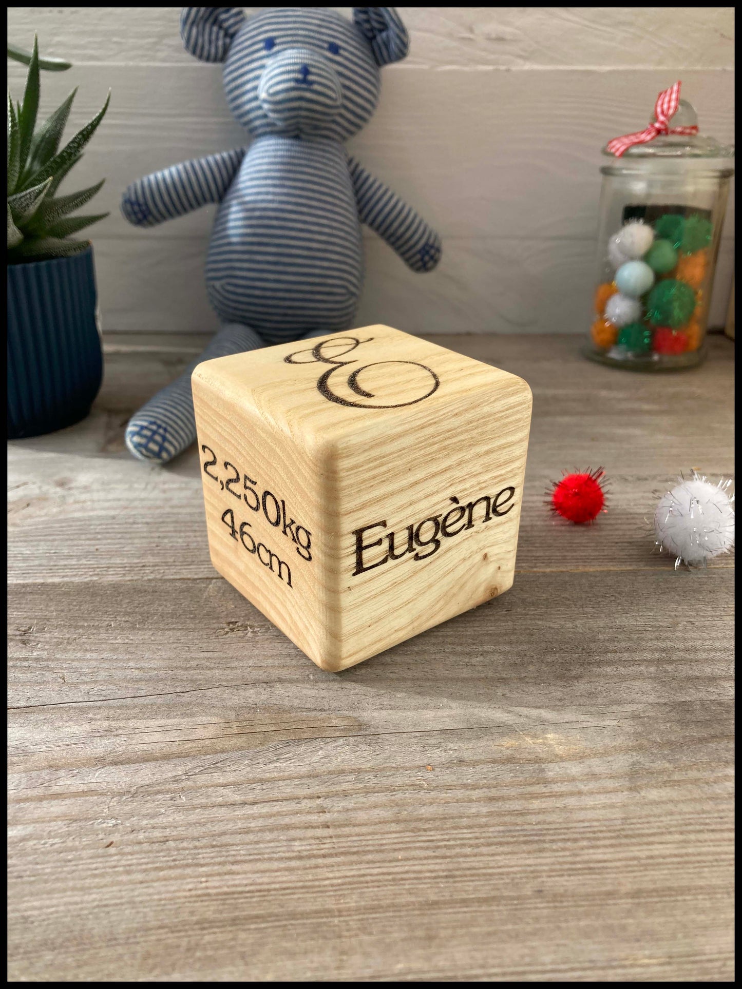 Birth cube in solid ash wood: the Neocube 60mm