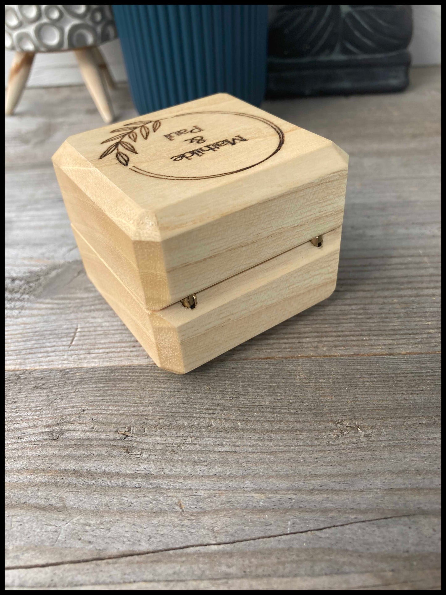 Boîte à bagues personnalisée en bois massif d'érable sycomore, capitonnée velours