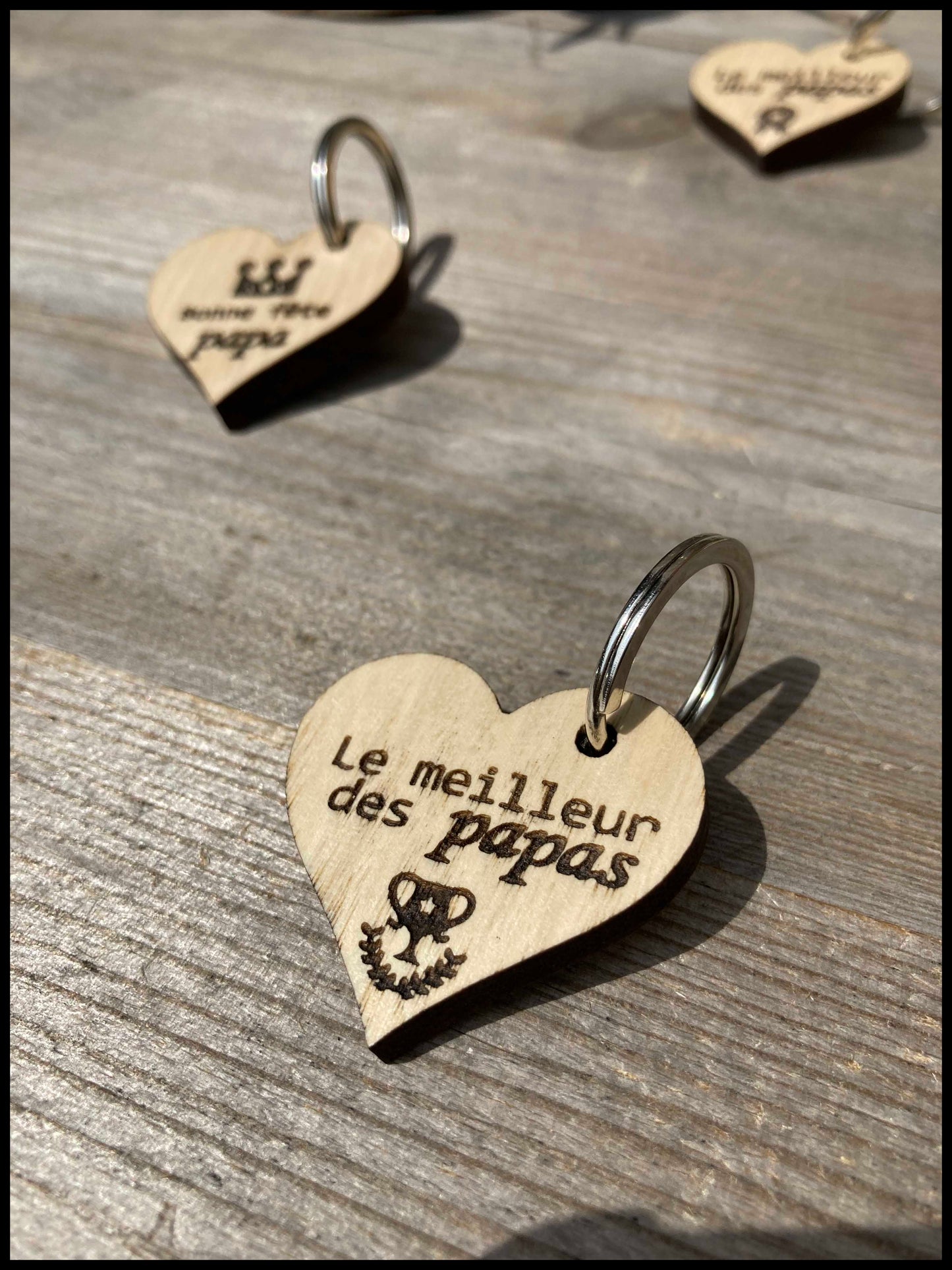 Porte-clés en bois massif de charme: les petits coeurs de charme, pour papa!