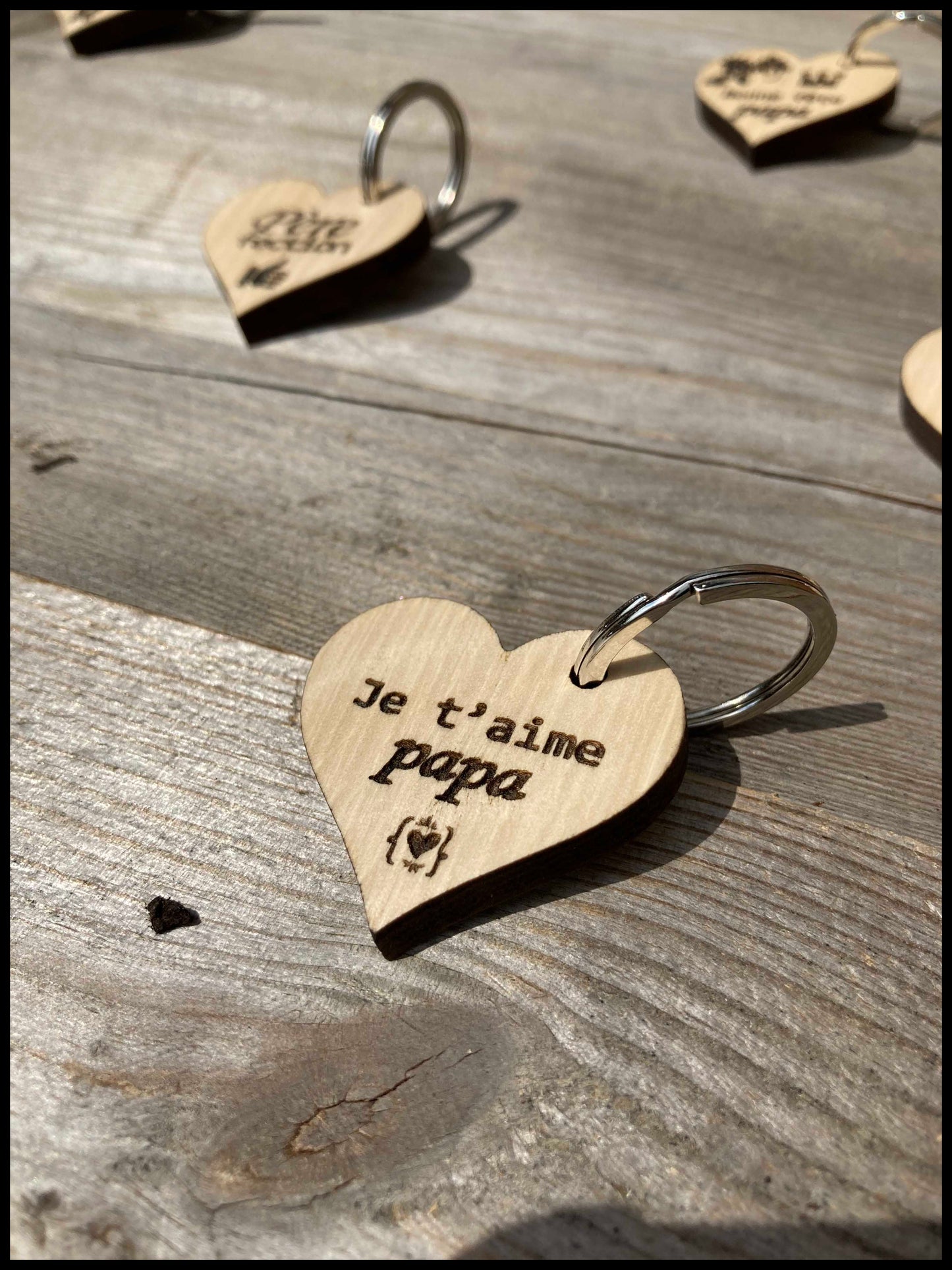 Charming solid wood keyring: little hearts with Mother’s Day charm!