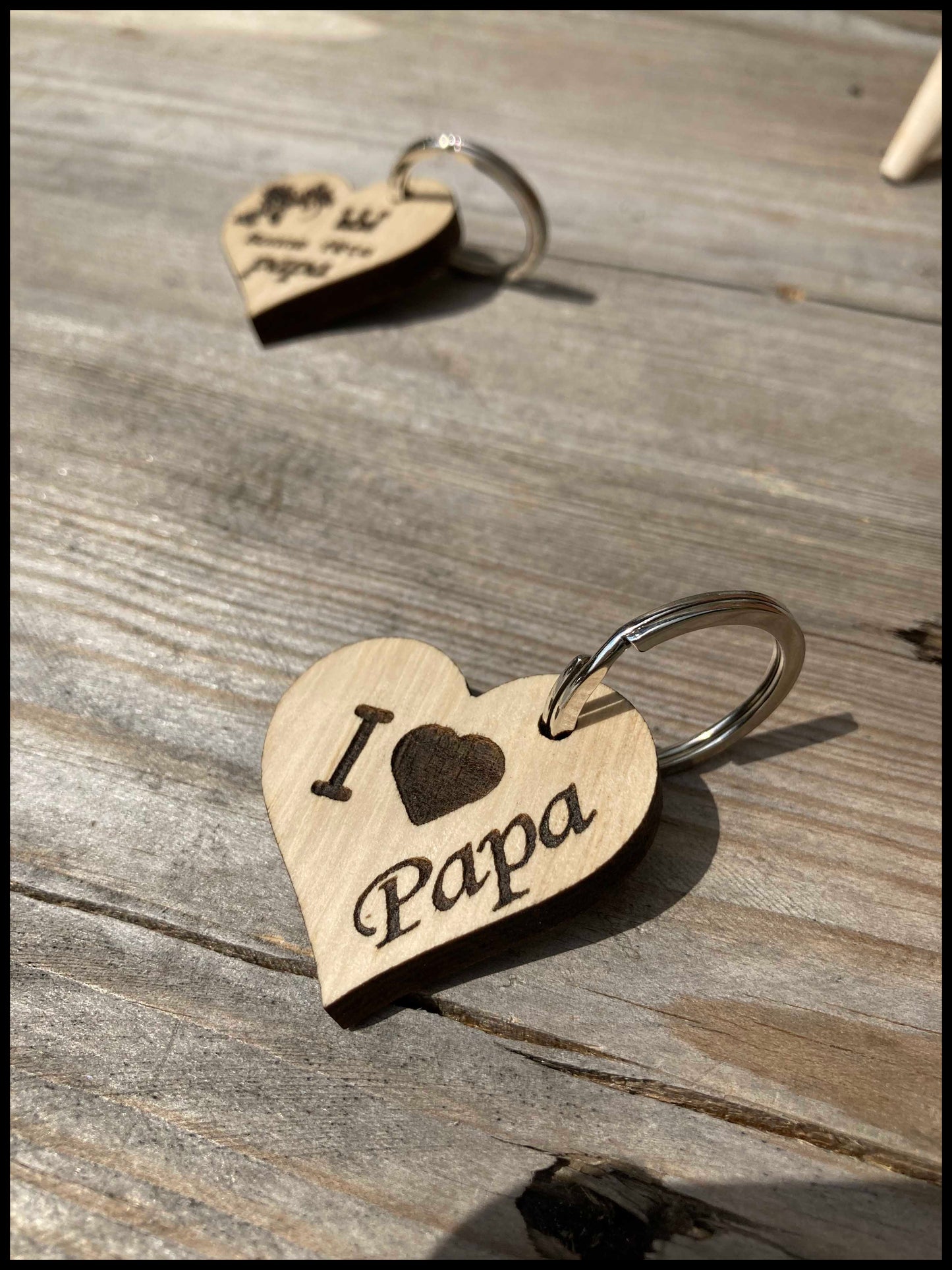 Porte-clés en bois massif de charme: les petits coeurs de charme, pour papa!