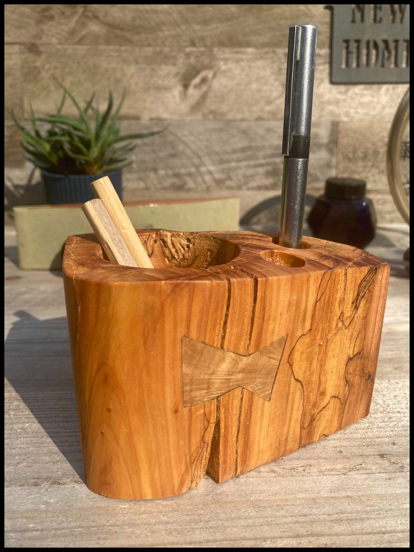 Solid thuja wood desk organizer: a desk Thurganizer