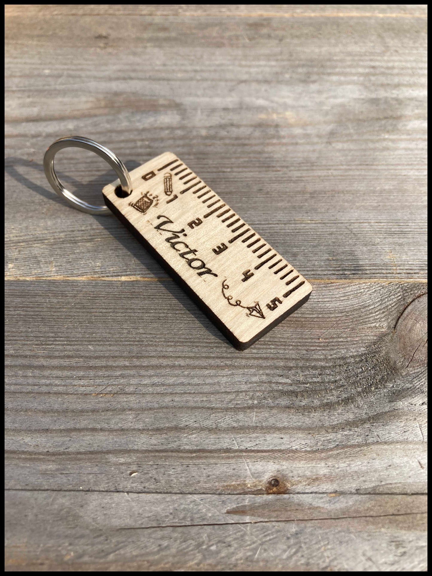 Charming solid wood keyring: little hearts with Mother’s Day charm!