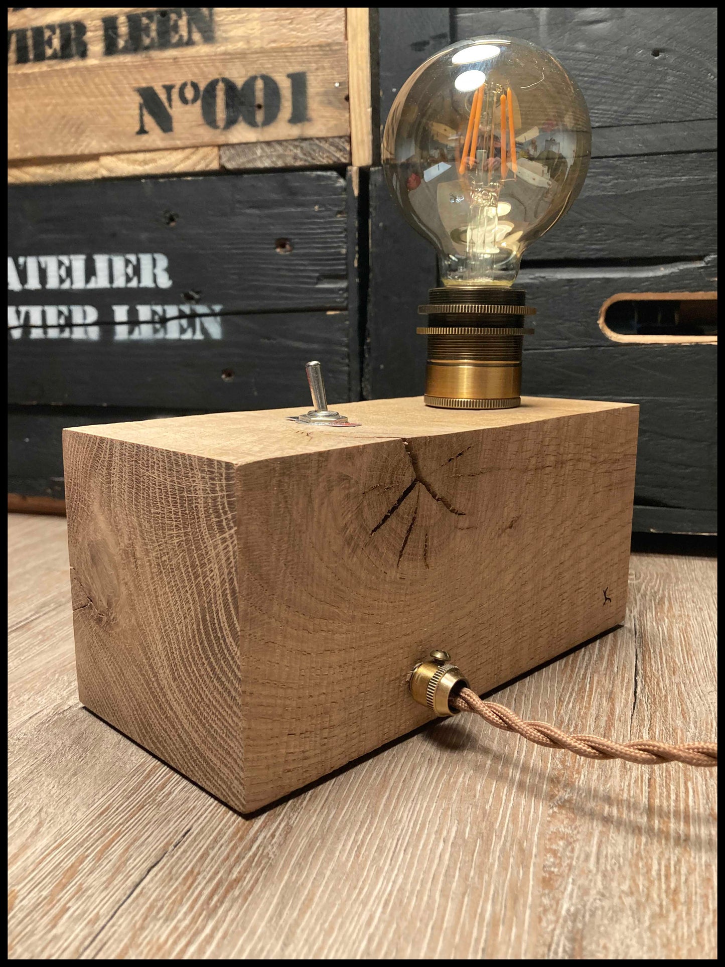 Industrial Edison lamp in solid oak and laburnum key: the Edison Beam with a key