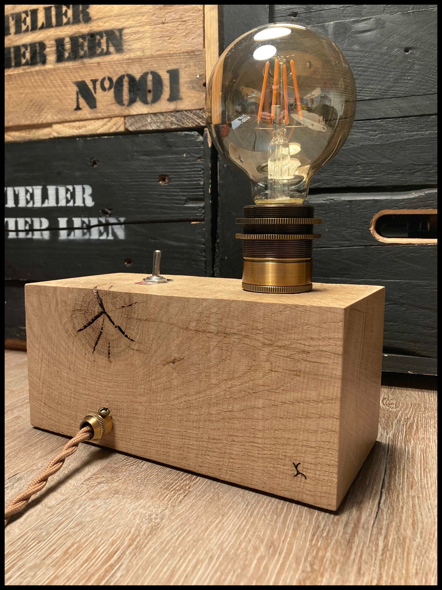 Industrial Edison lamp in solid oak and laburnum key: the Edison Beam with a key