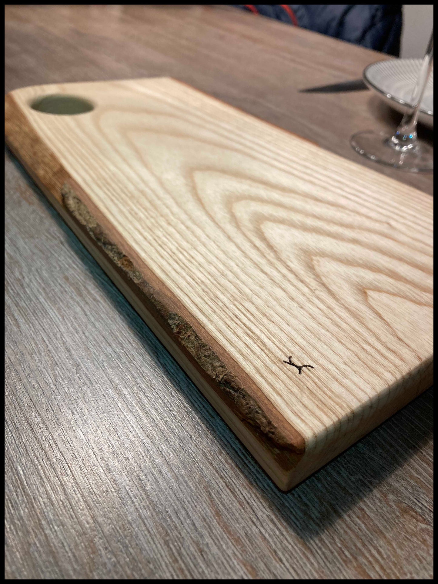 Planche à découper en bois massif d'érable "live edge"