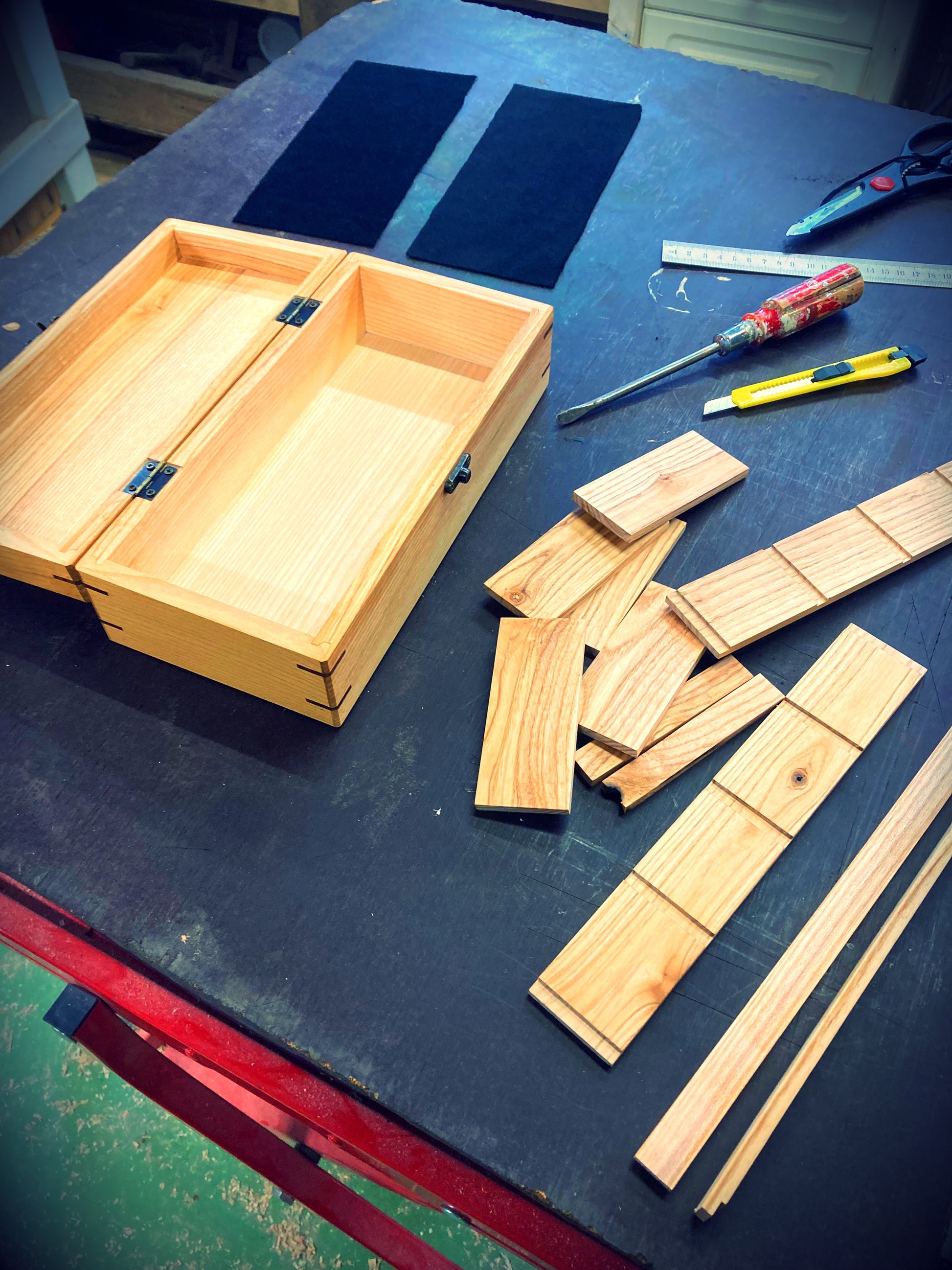 préparation de l'habillage intérieur des boîtes à montres, Atelier Xavier Leen