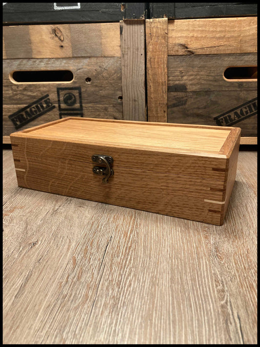 Boîte à bijoux en bois massif de chêne et de frêne locaux, vue de face