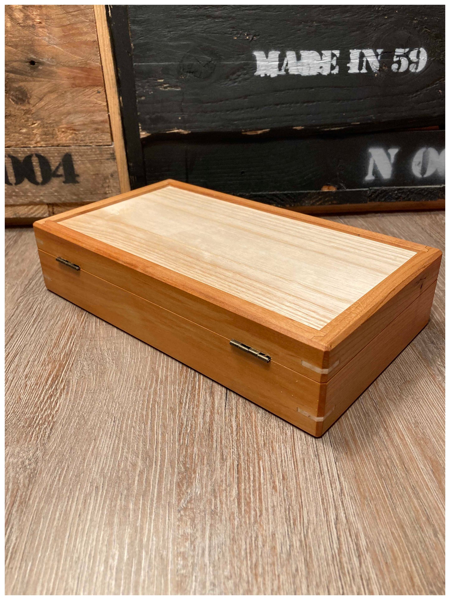 Boîte à bijoux en bois massif d’érable et de merisier, vue d’angle arrière montrant les clés de renfort en érable