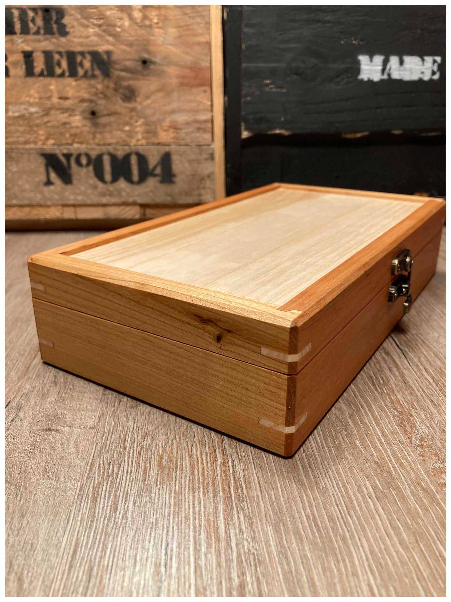 Boîte à bijoux en bois massif d’érable et de merisier, vue d’angle montrant les clés de renfort en érable