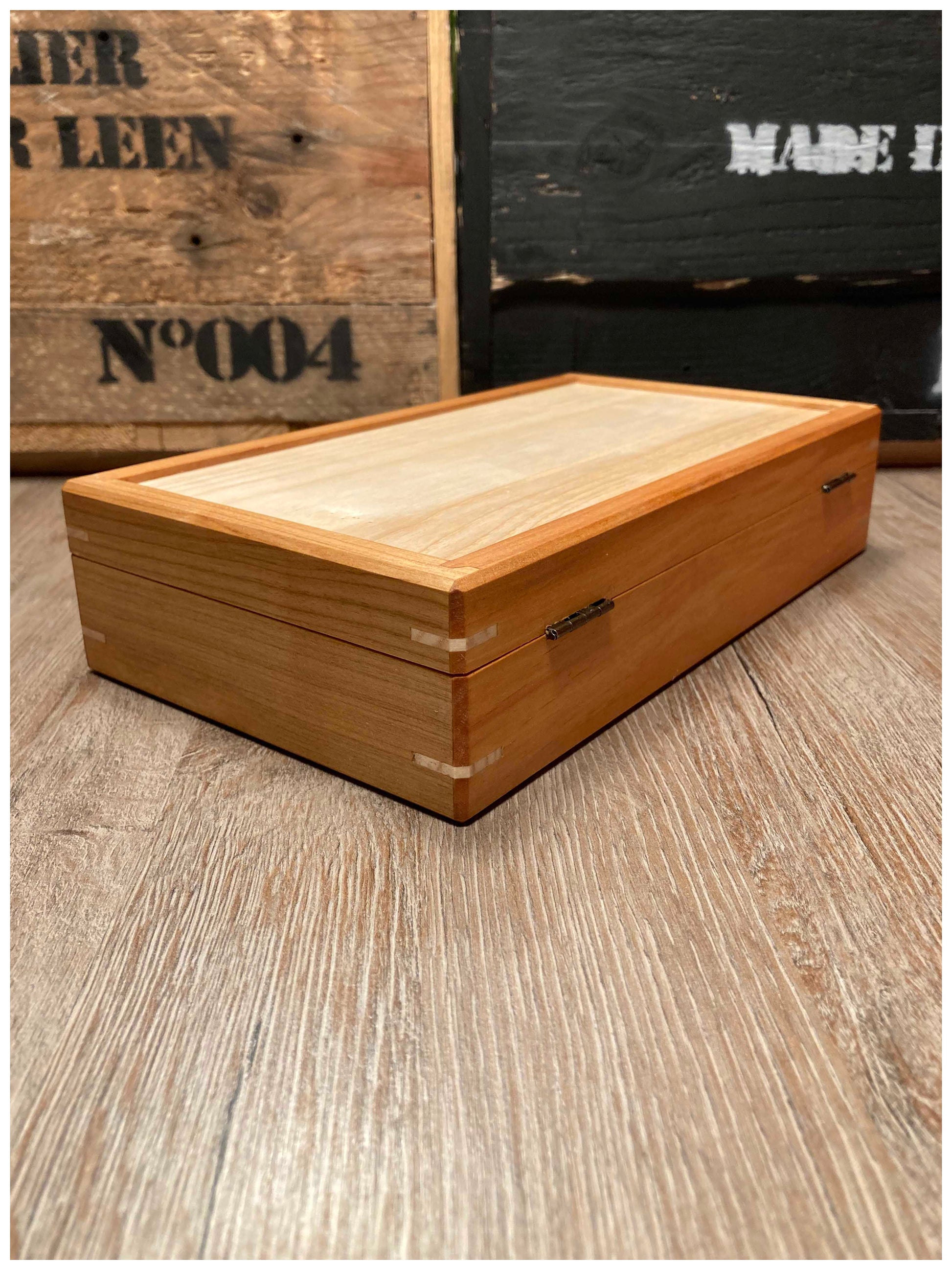 Boîte à bijoux en bois massif d’érable et de merisier partiellement échauffé, vue arrière