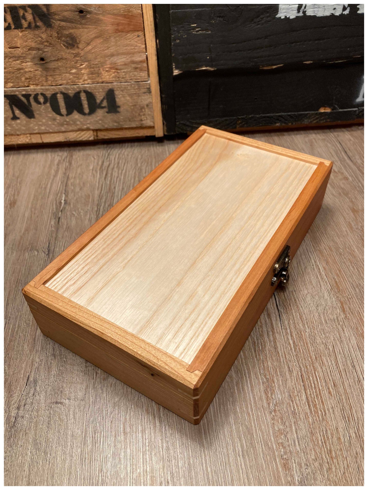 Boîte à bijoux en bois massif d’érable et de merisier, vue du dessus