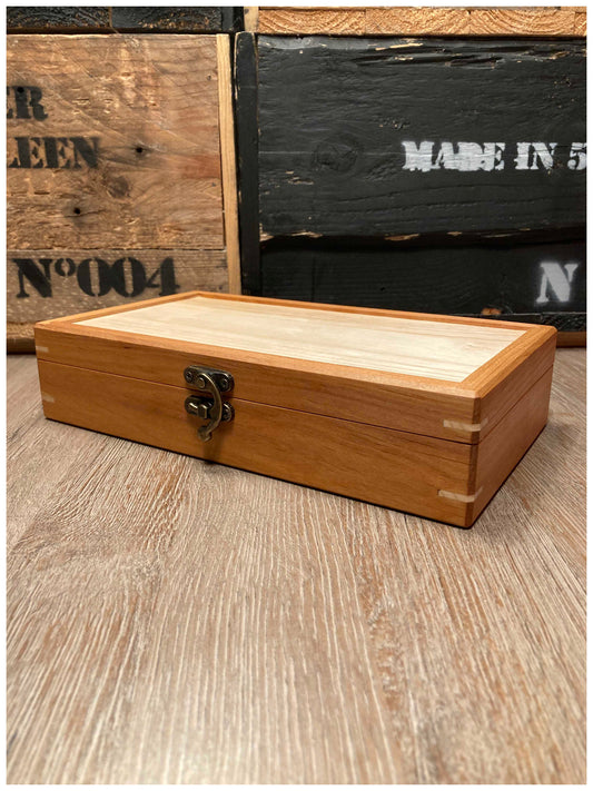 Boîte à bijoux en bois massif d’érable et de merisier partiellement échauffé, vue de face