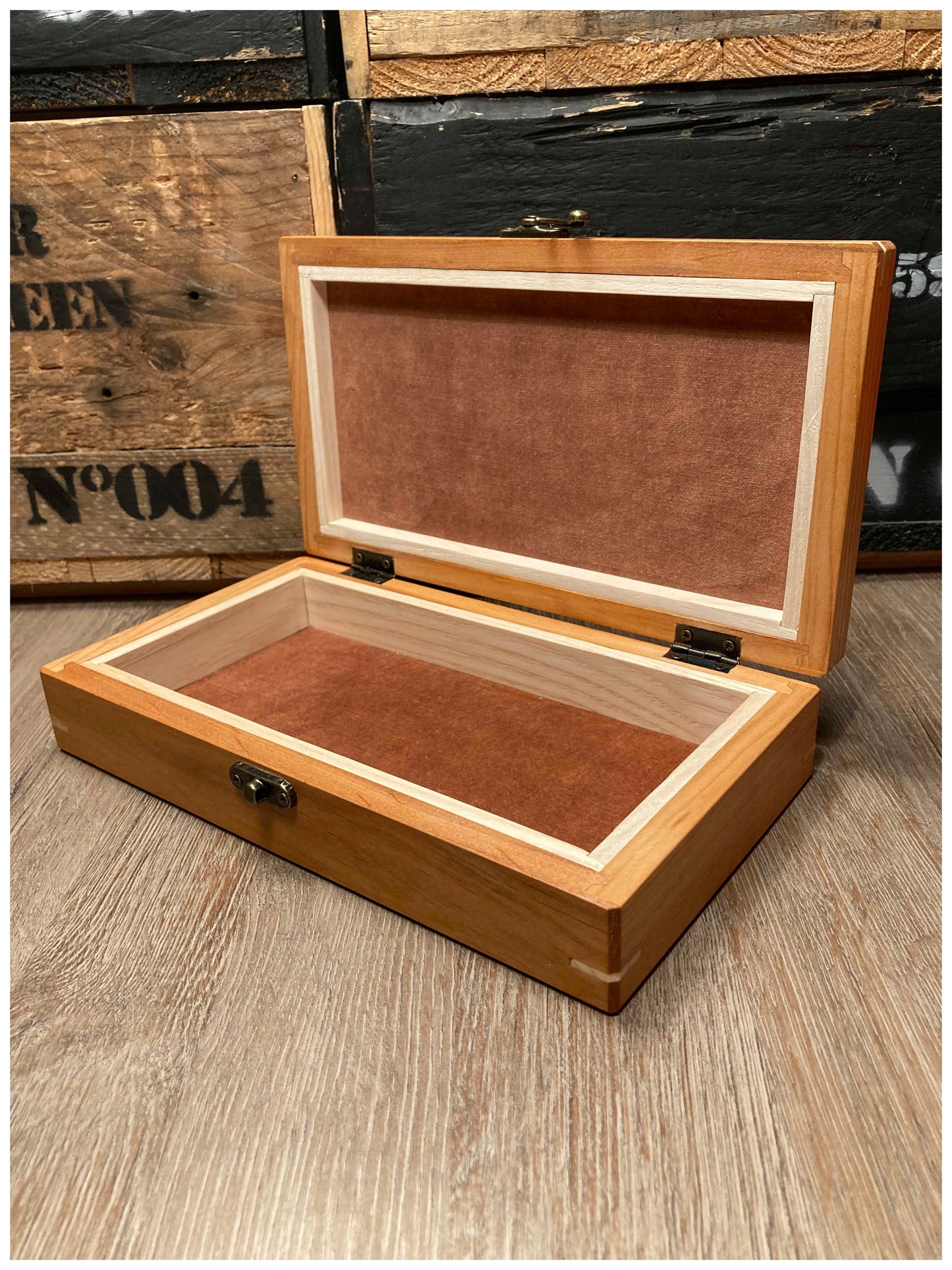 Intérieur de la boîte à bijoux en bois massif d’érable et merisier, capitonné de velours haut de gamme