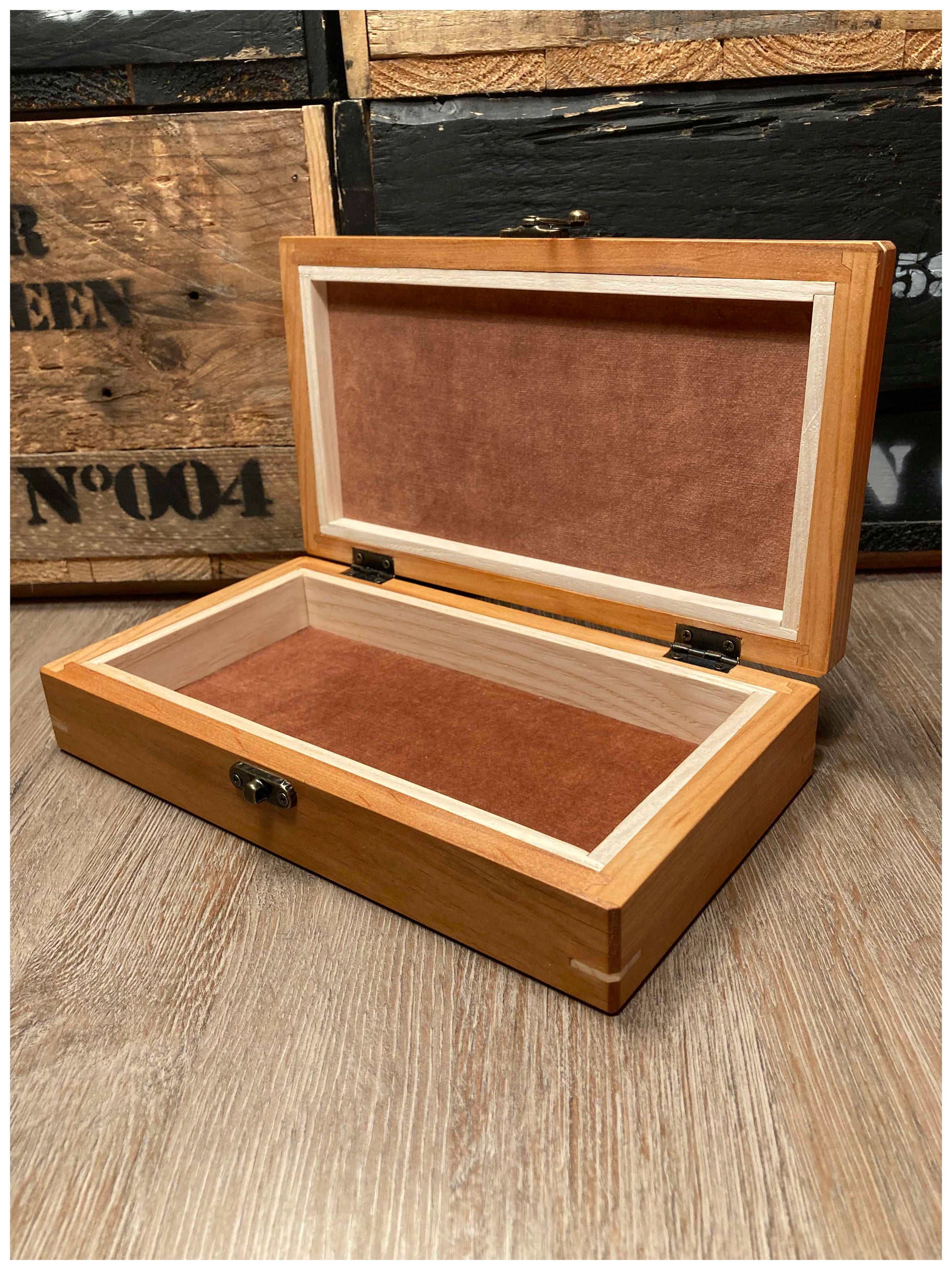 Intérieur de la boîte à bijoux en bois massif d’érable et merisier, capitonné de velours haut de gamme