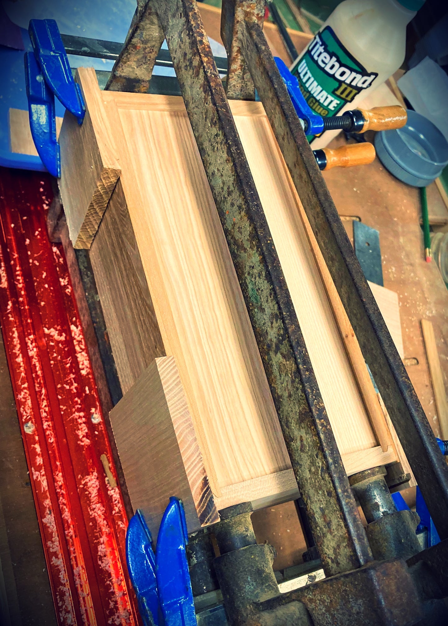 Finition huile dure sur boîte à bijoux en bois massif, étape d'assemblage