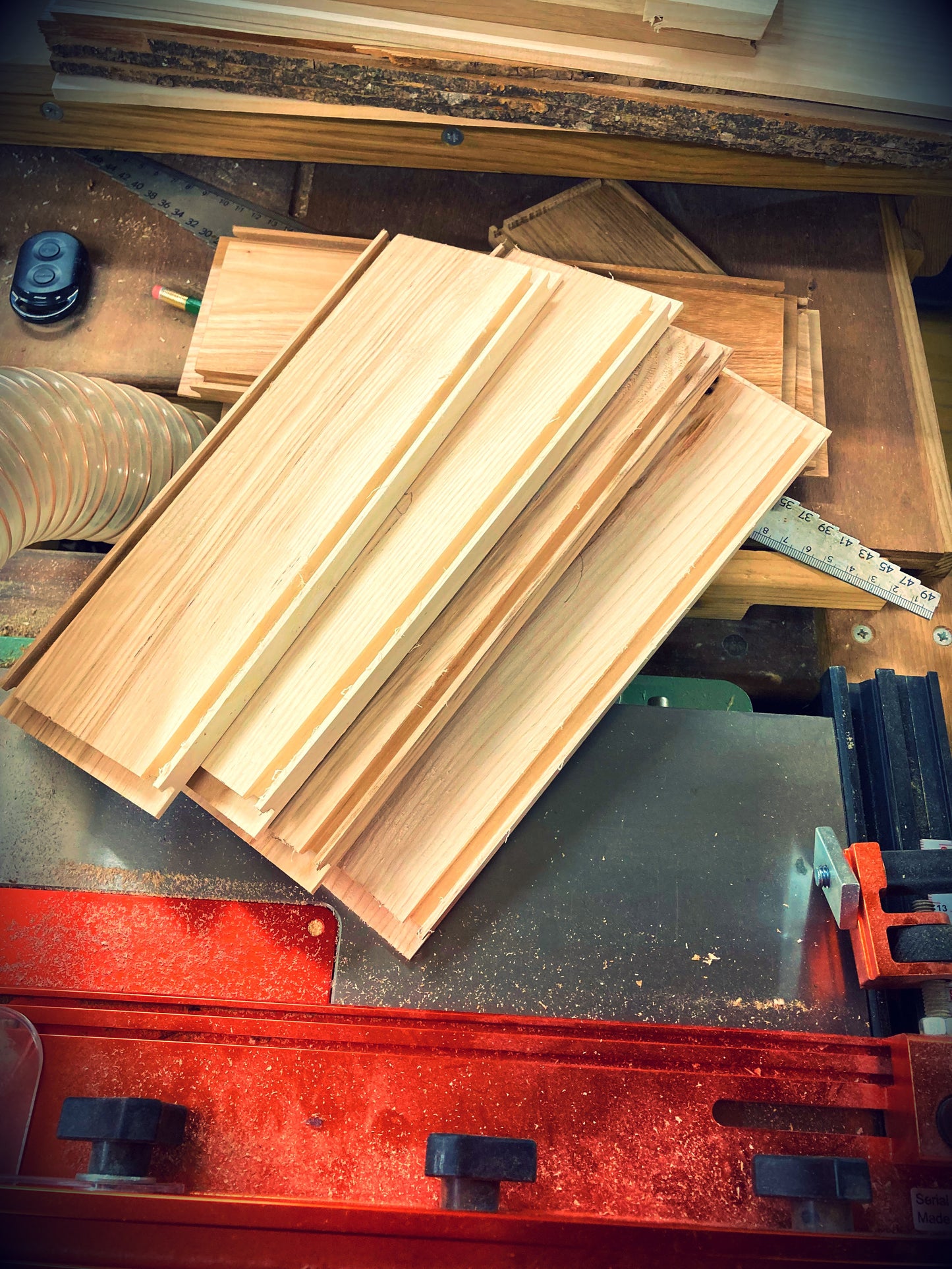 Fabrication à la main de la boîte à bijoux en bois massif, étape d'usinage