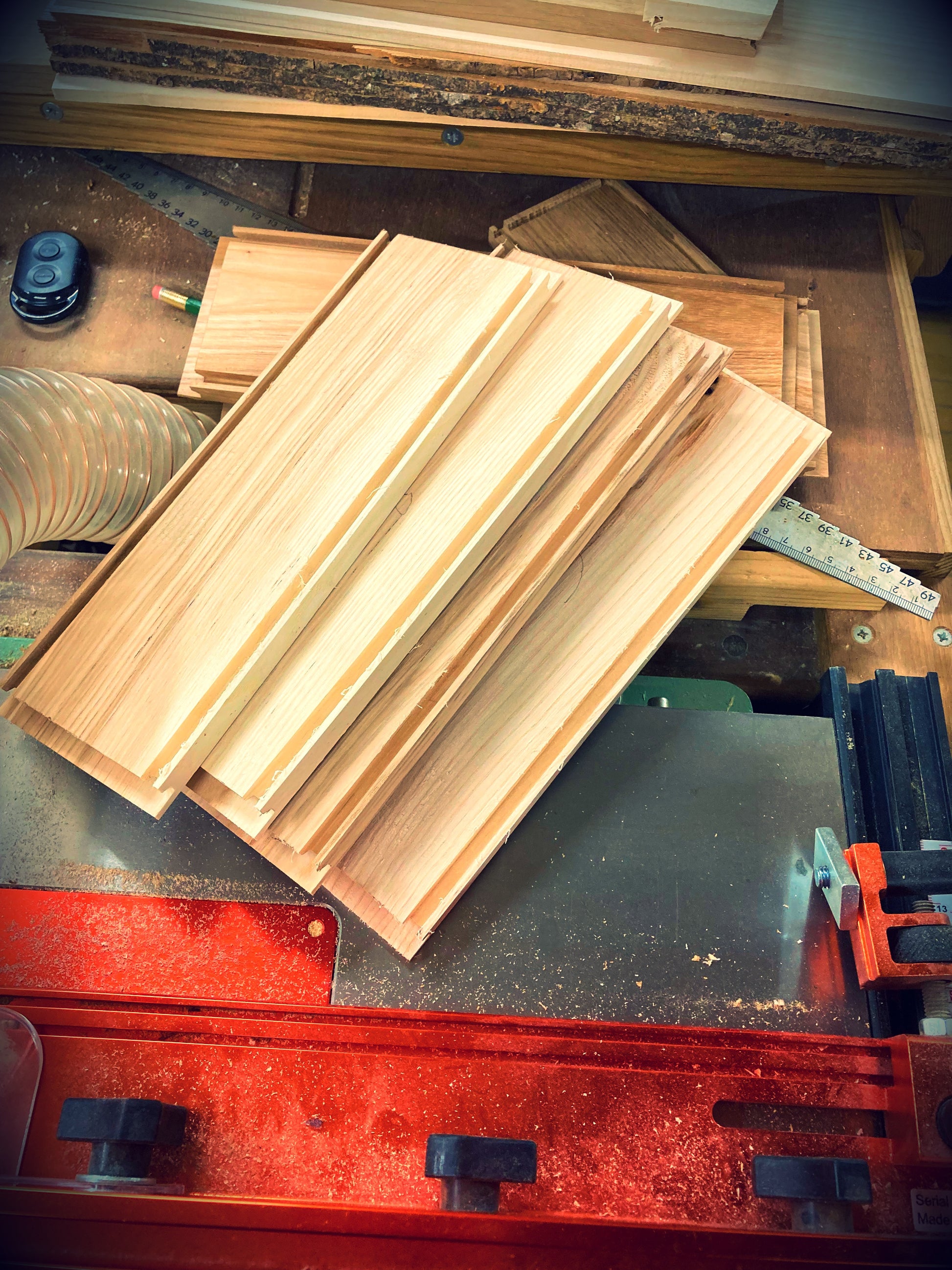 Fabrication à la main de la boîte à bijoux en bois massif, étape d'usinage