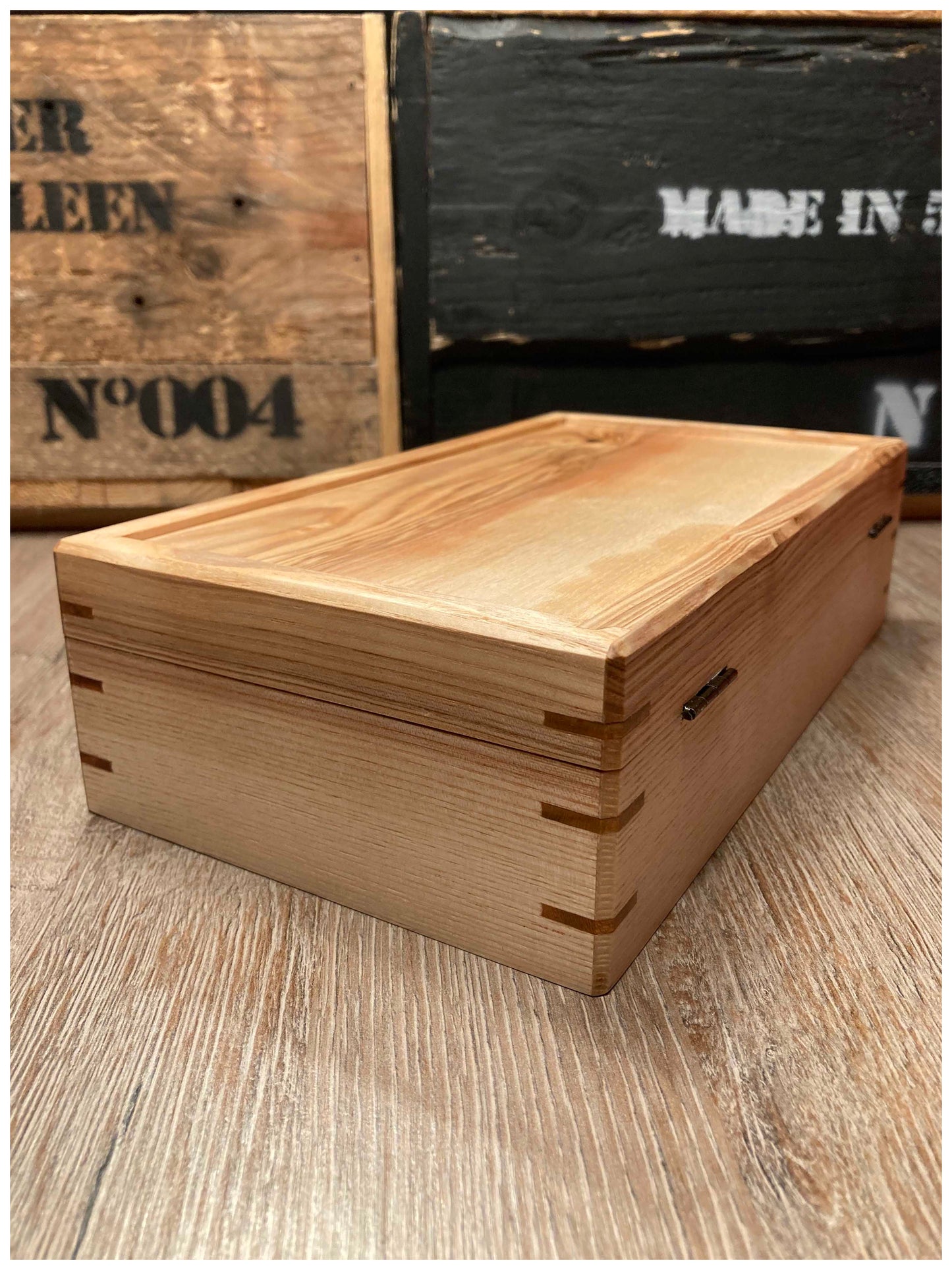 Boîte à bijoux en bois massif de frêne, vue d’angle arrière avec clés d’aubépine