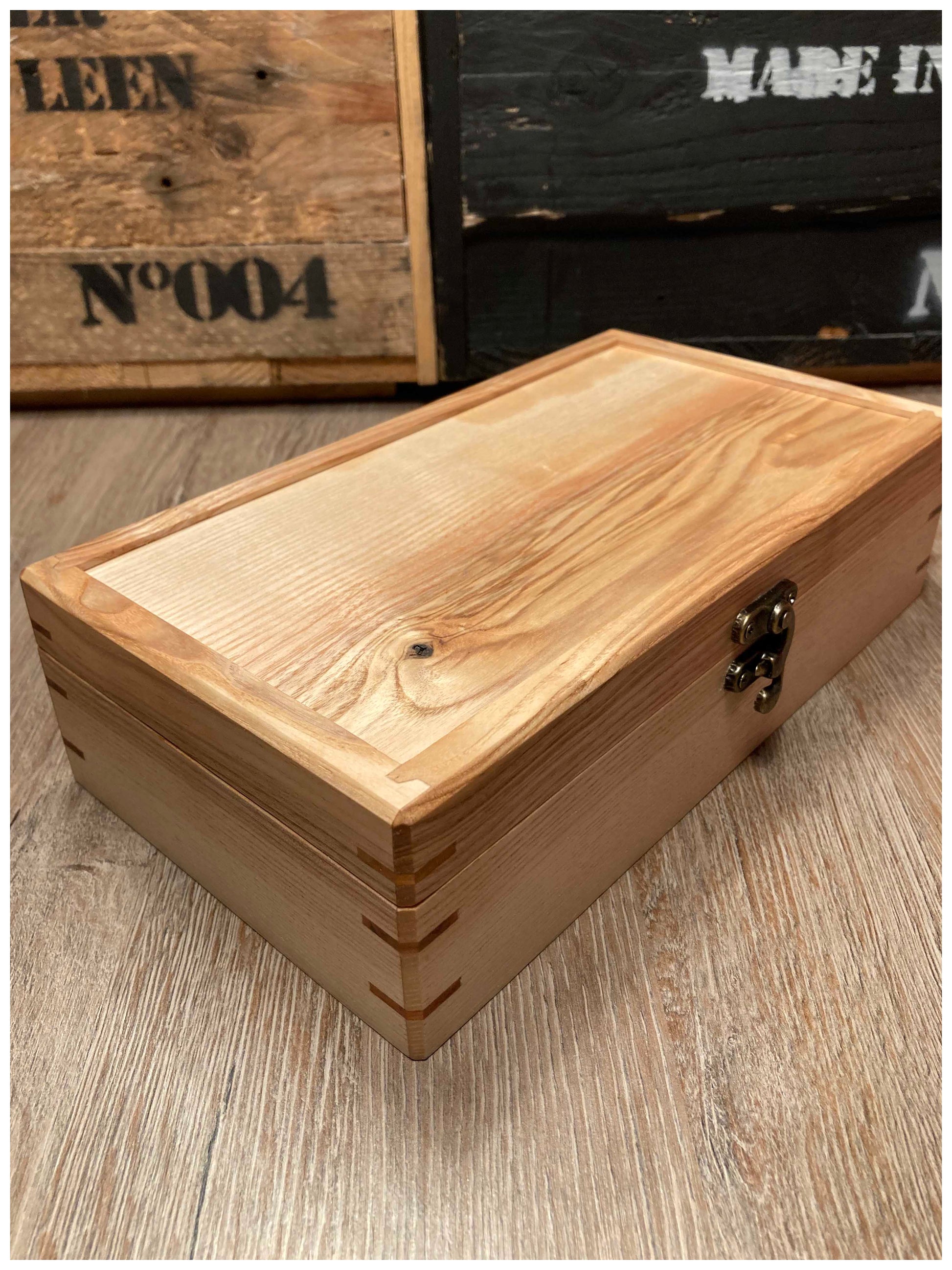 Boîte à bijoux en bois massif de frêne, vue d’angle avec clés d’aubépine