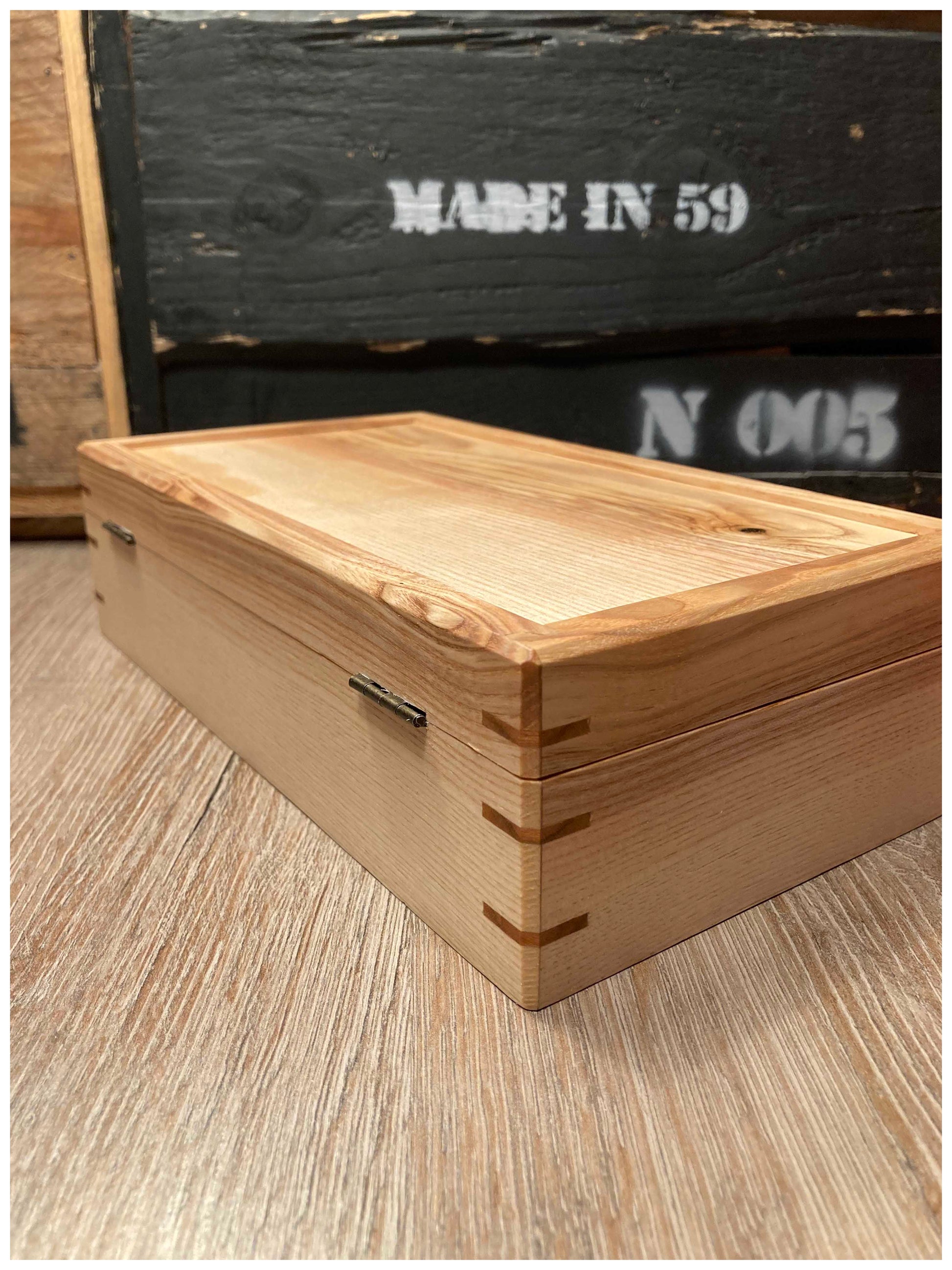 Boîte à bijoux en bois massif de frêne, vue arrière avec clés d’aubépine