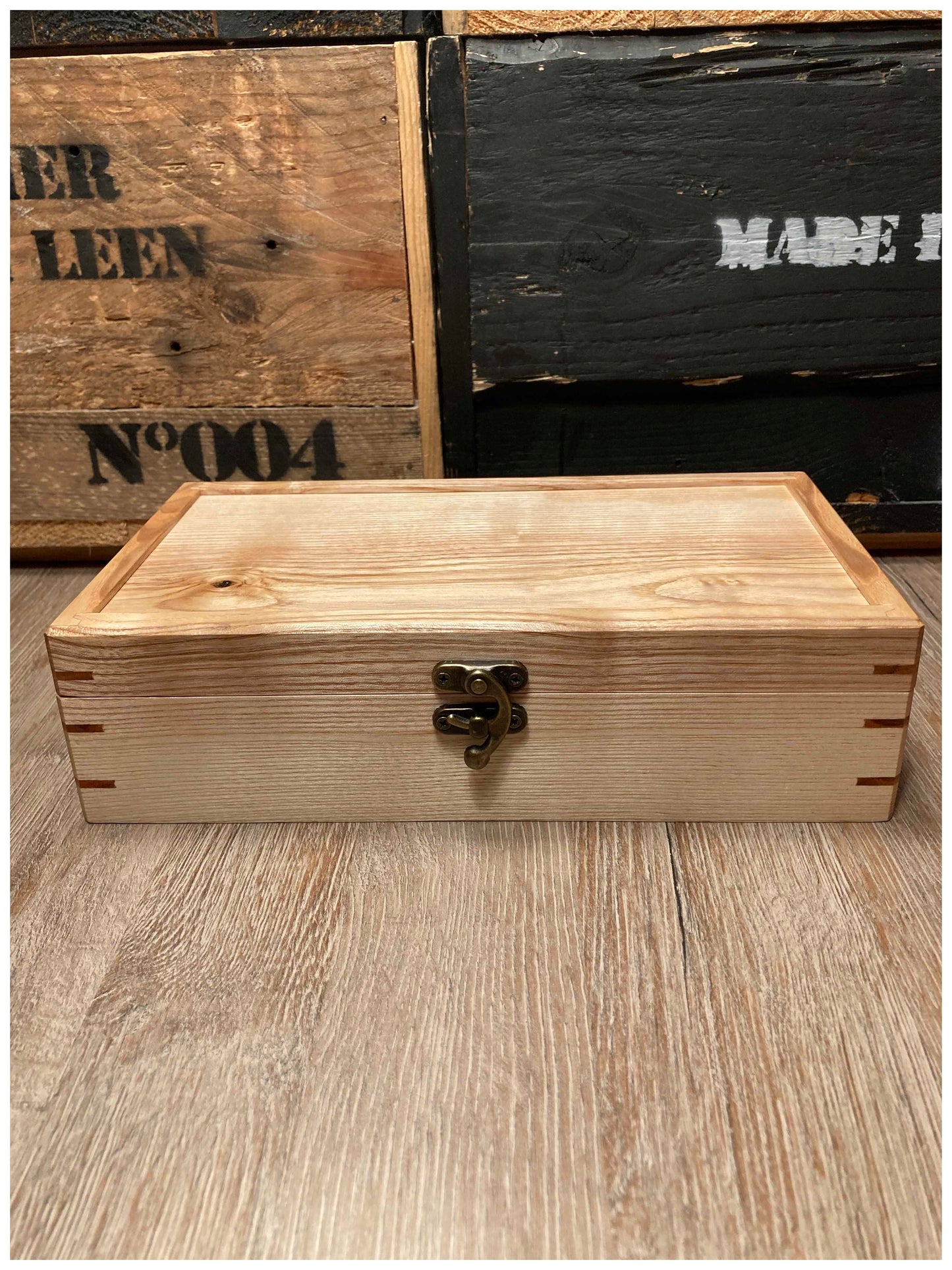 Boîte à bijoux en bois massif de frêne local, vue de face