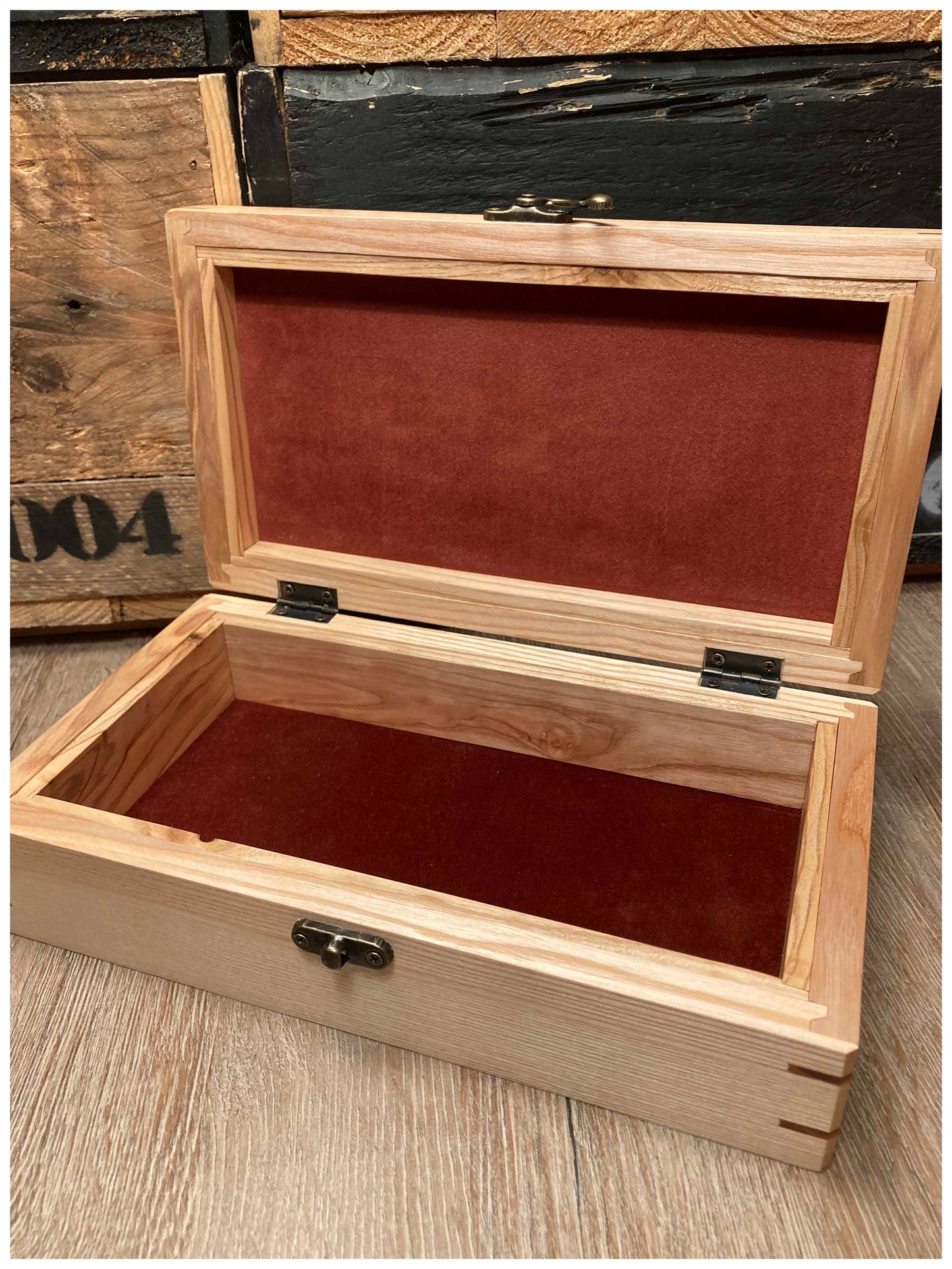 Intérieur de la boîte à bijoux en bois massif de frêne, capitonné de velours haut de gamme