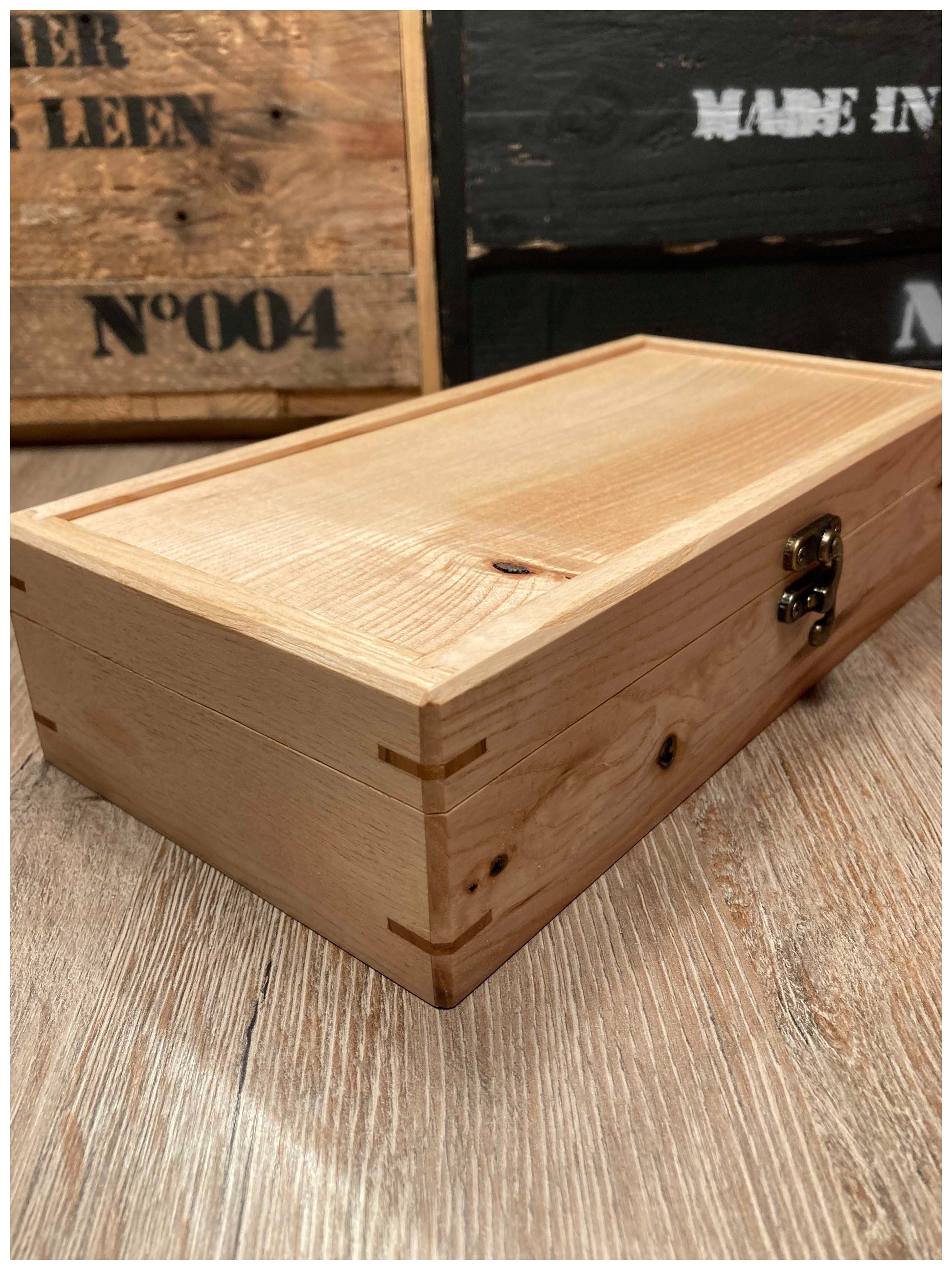 Détail du veinage du bois de frêne sur une boîte à bijoux faite main