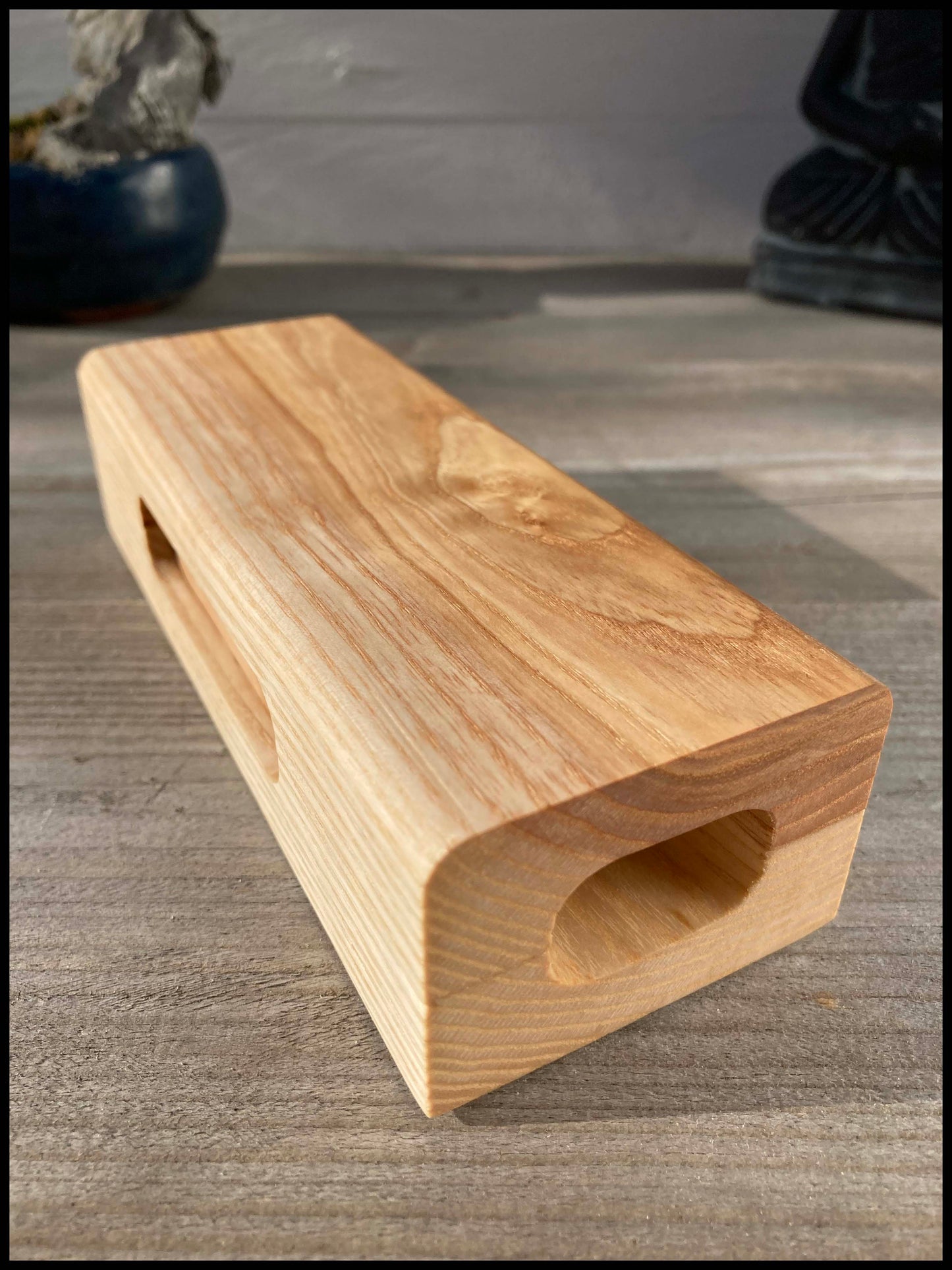 Boîte à bijoux en frêne olivier local, vue d’angle