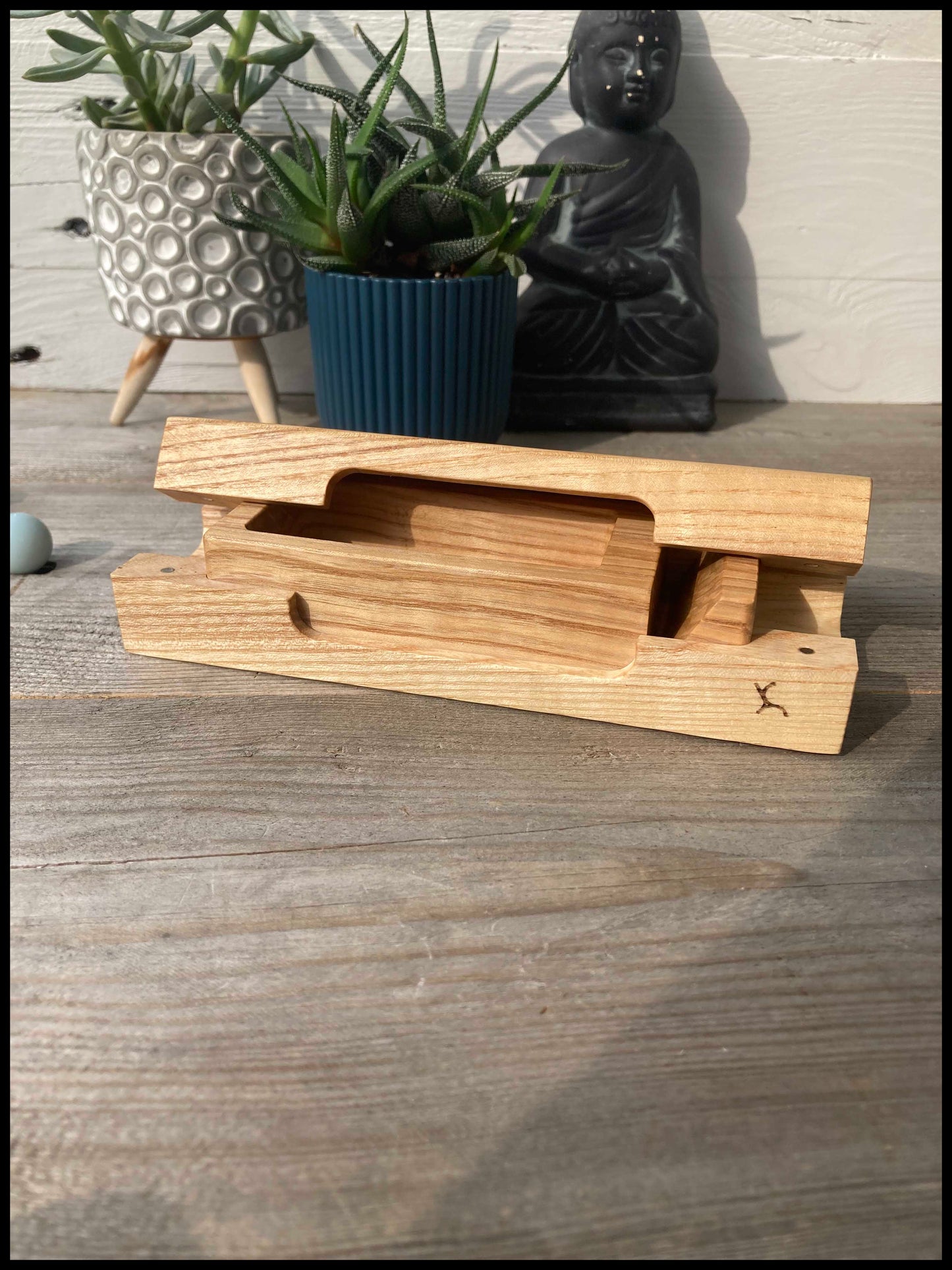 Intérieur de la boîte à bijoux en bois massif de frêne olivier