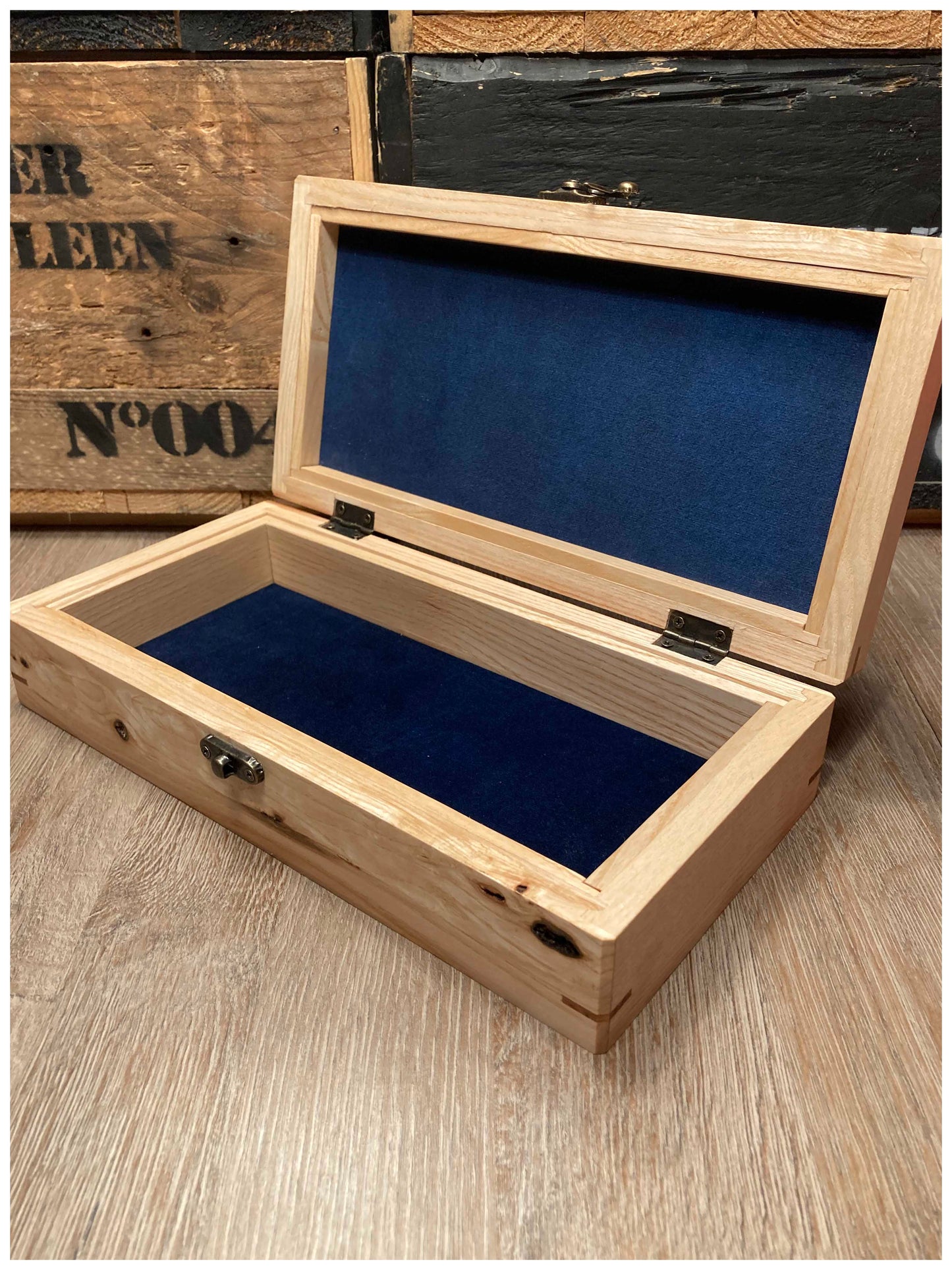 Intérieur d’une boîte à bijoux en frêne massif avec velours bleu royal