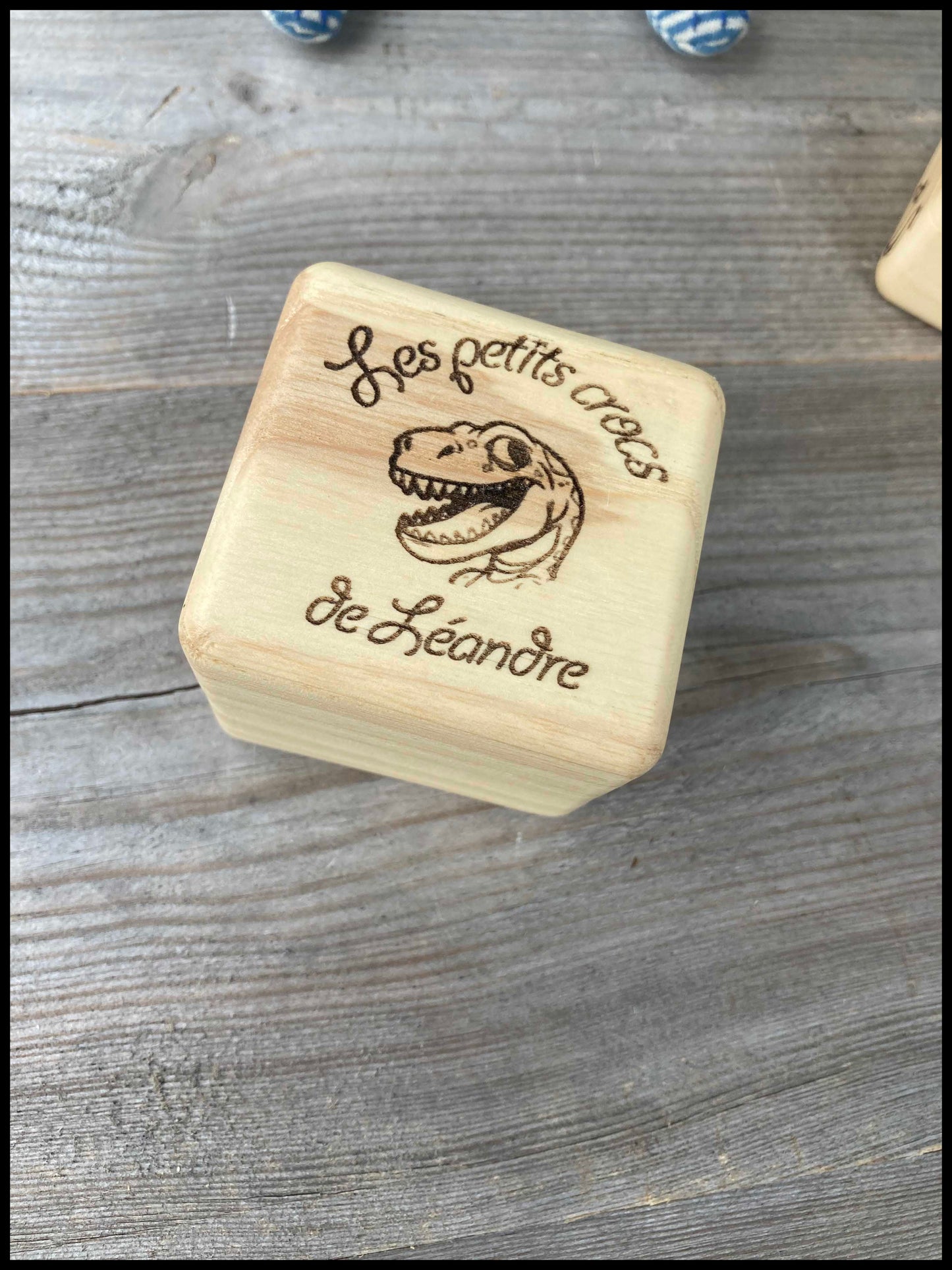 Détail de la gravure personnalisée  dino sur boîte à dents en érable