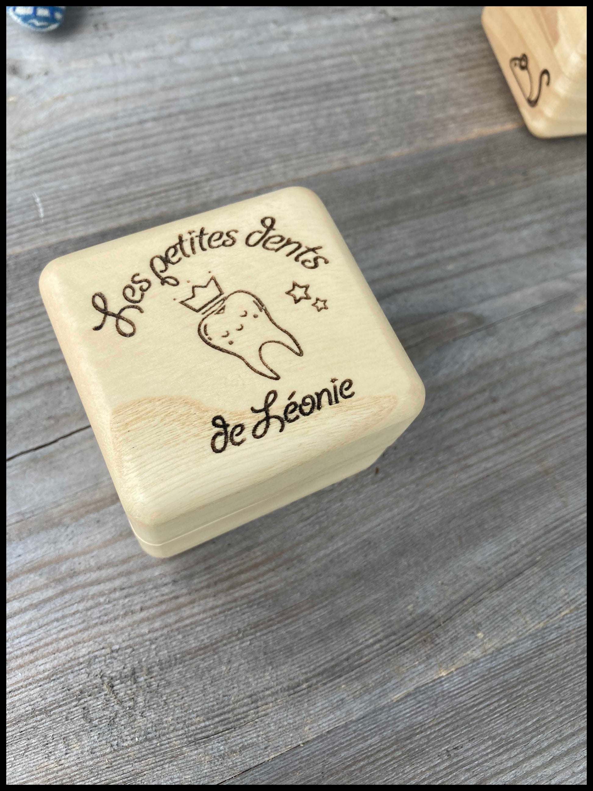 Détail de la gravure personnalisée sur boîte à dents en érable