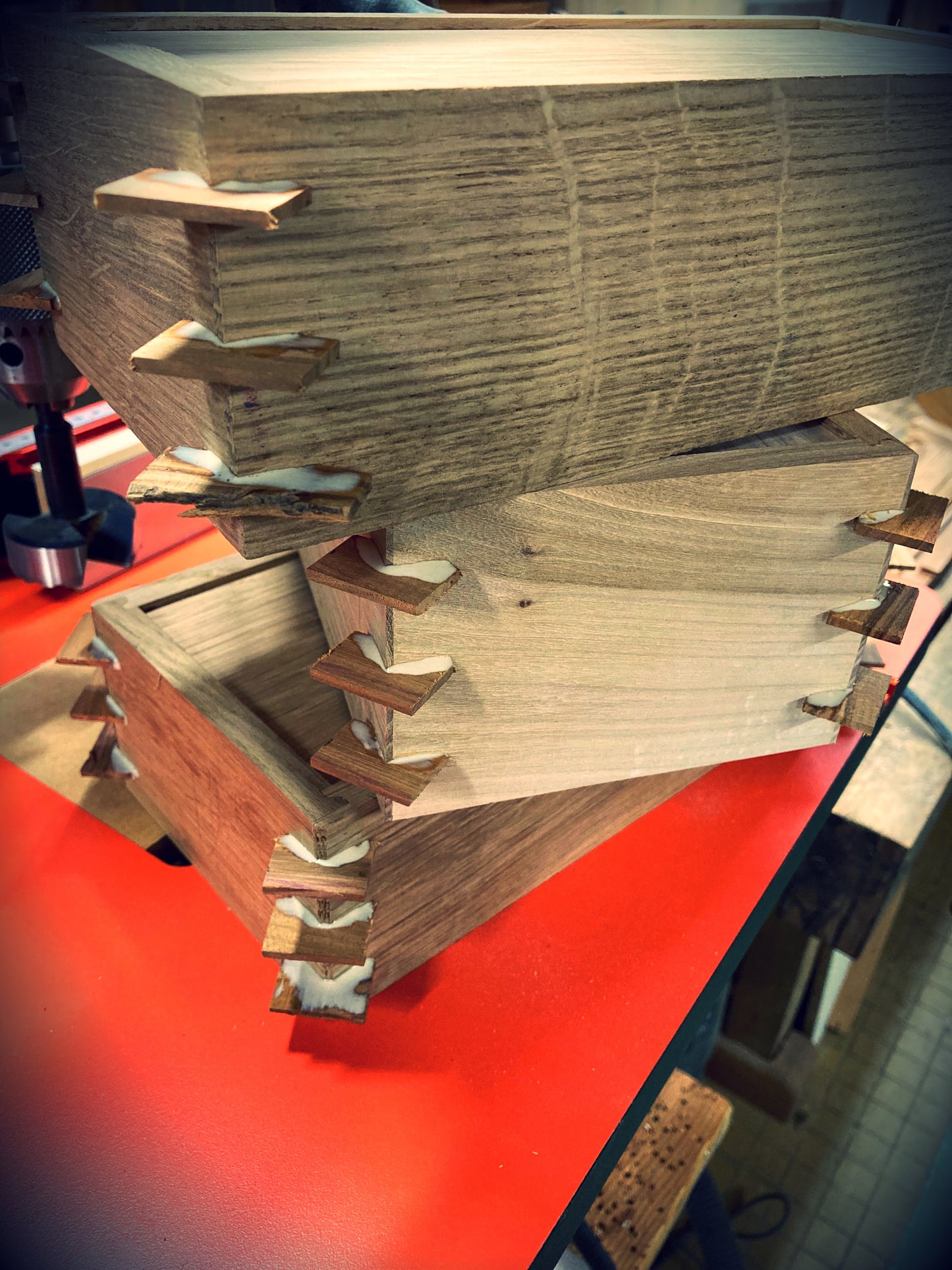 Détail des clés sur boîte en bois massif, travail du bois