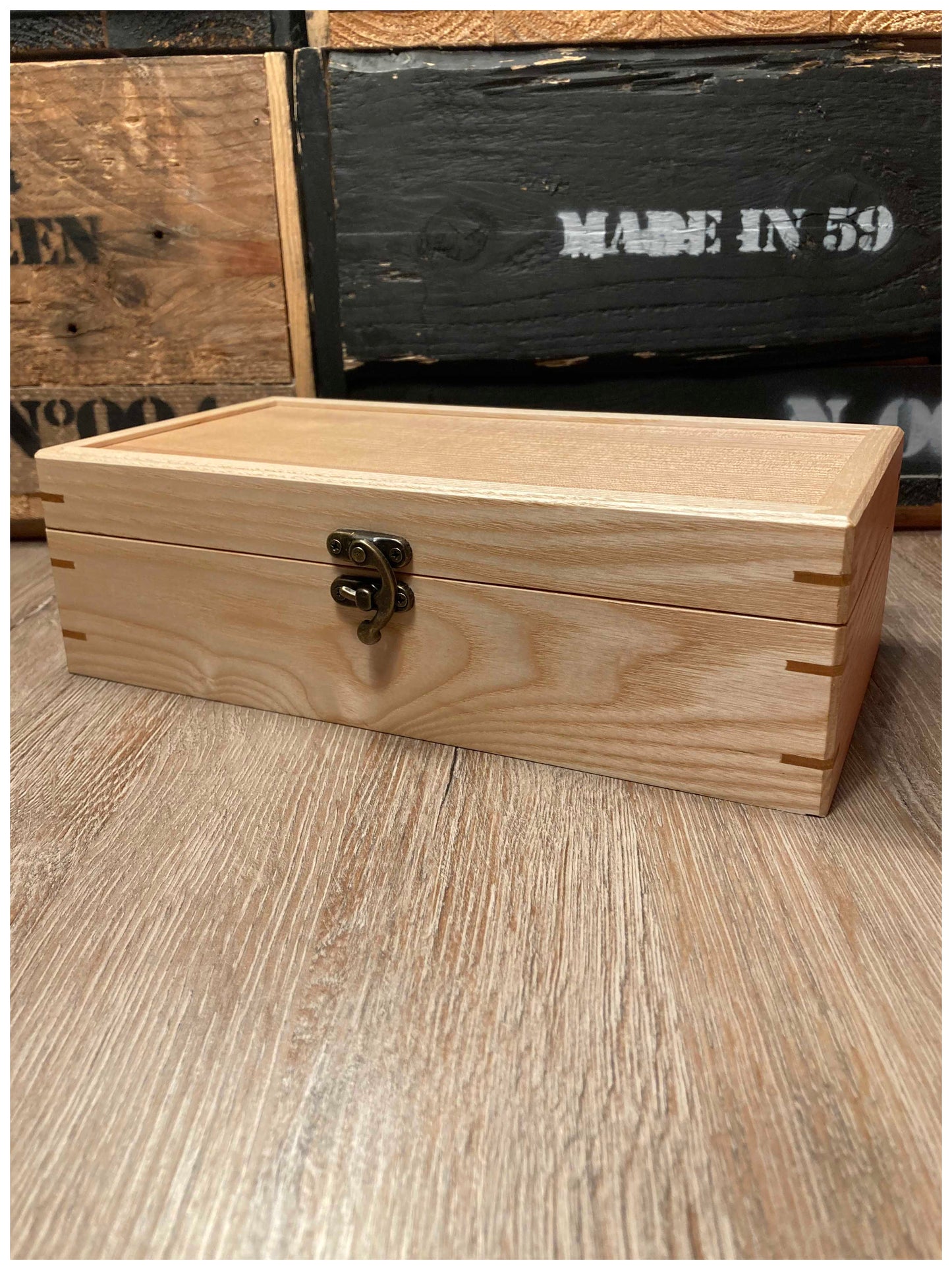Boîte à montres en bois massif de frêne local, vue extérieure face avant