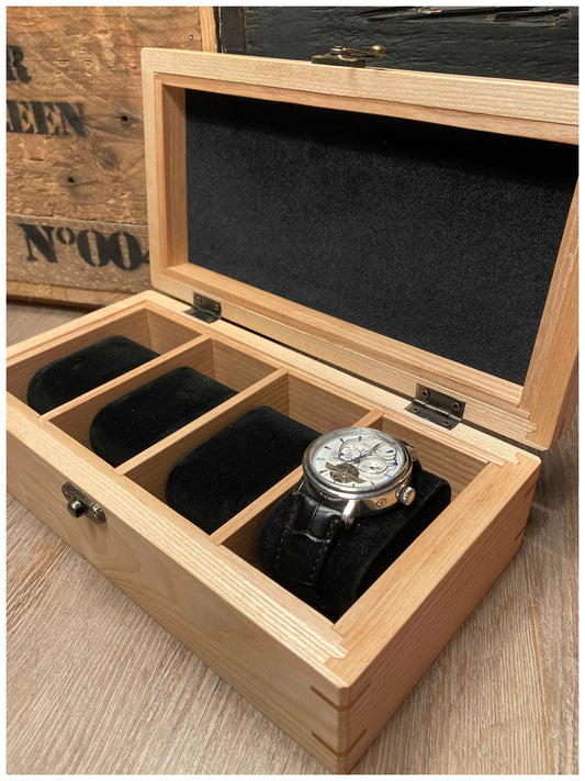 Intérieur de la boîte à montres tapissé de frêne et velours haut de gamme, avec 4 coussins noirs