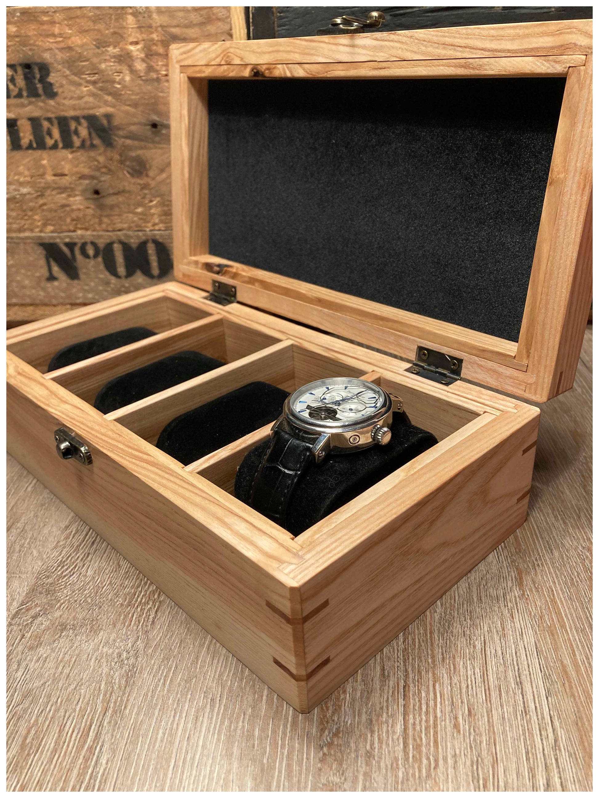 Intérieur de la boîte à montres en bois massif tapissé de frêne et velours haut de gamme, avec 4 coussins noirs 