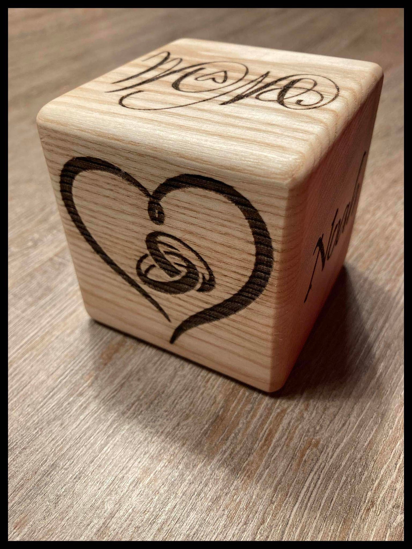 Cube personnalisé en bois massif de frêne posé en décoration
