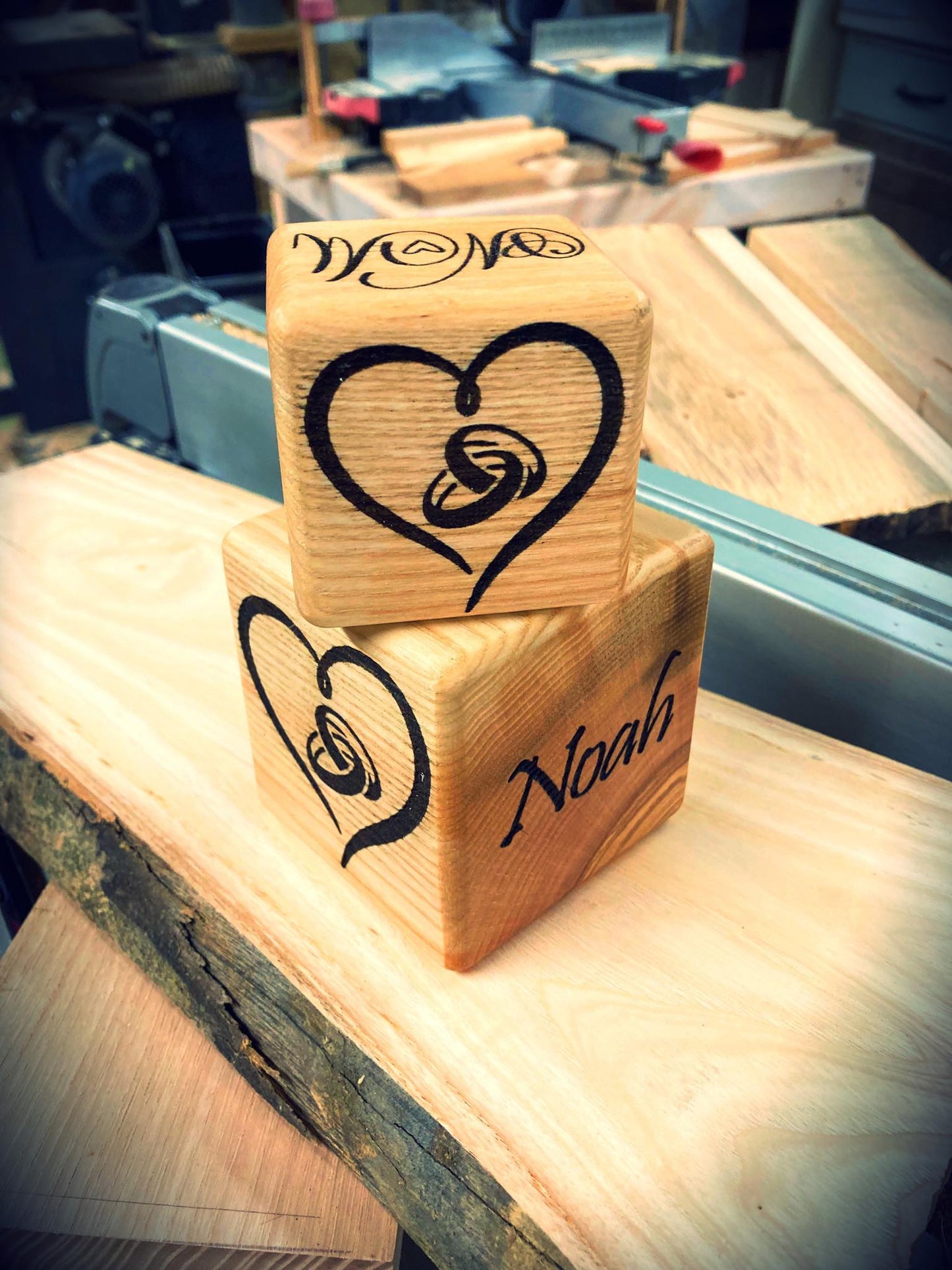 Cube personnalisé en bois massif de frêne posé en décoration, 2 dimmensions