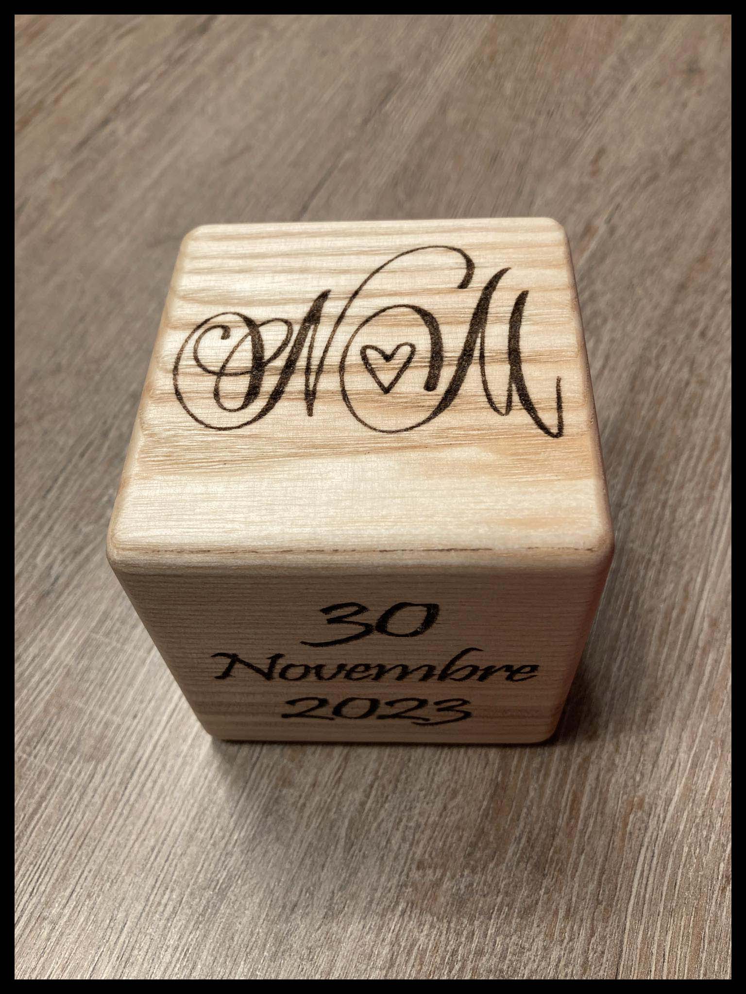 Initiales calligraphiées gravées sur cube en frêne