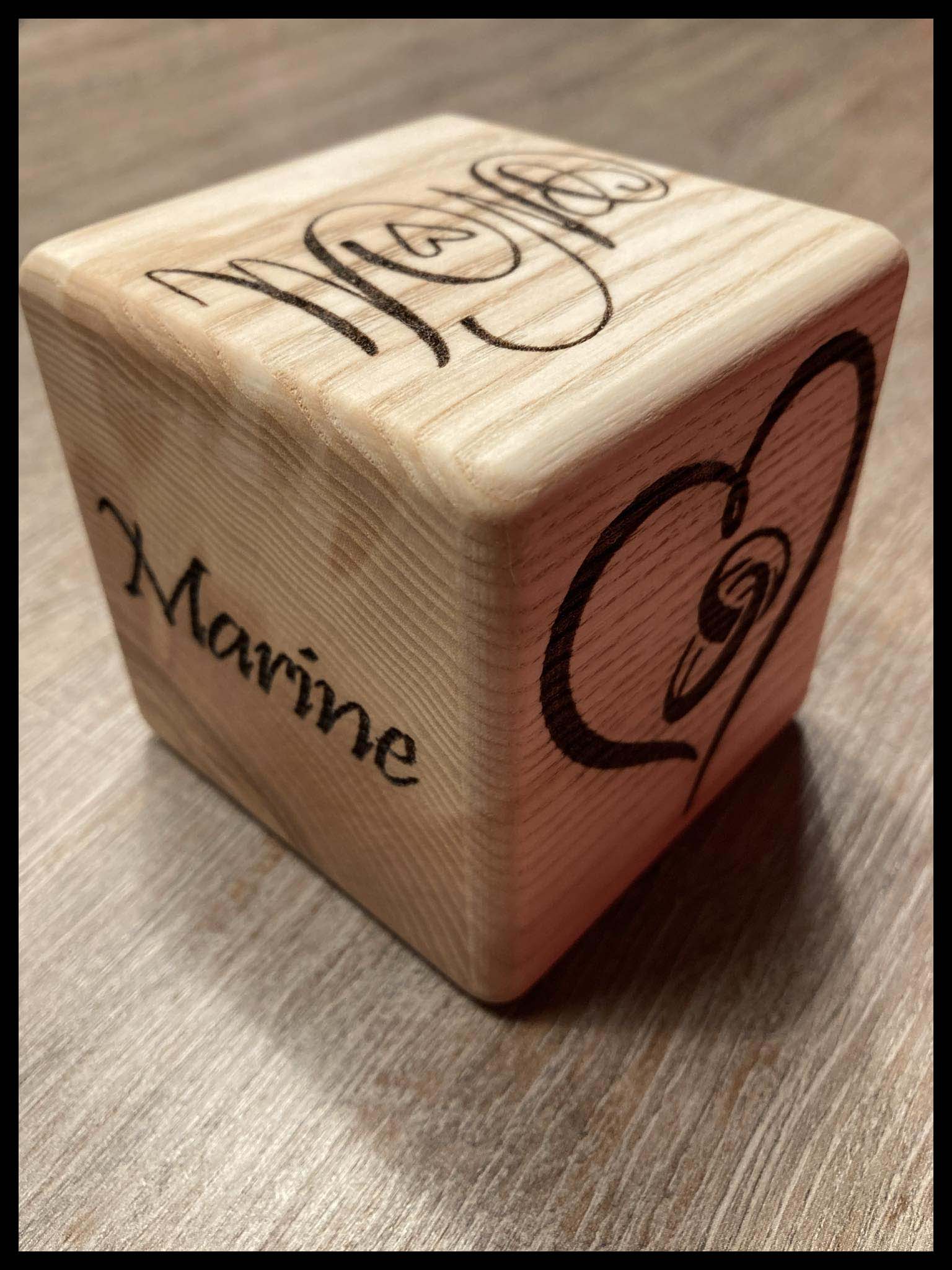 Cube en frêne massif avec prénoms gravés, vue arrière