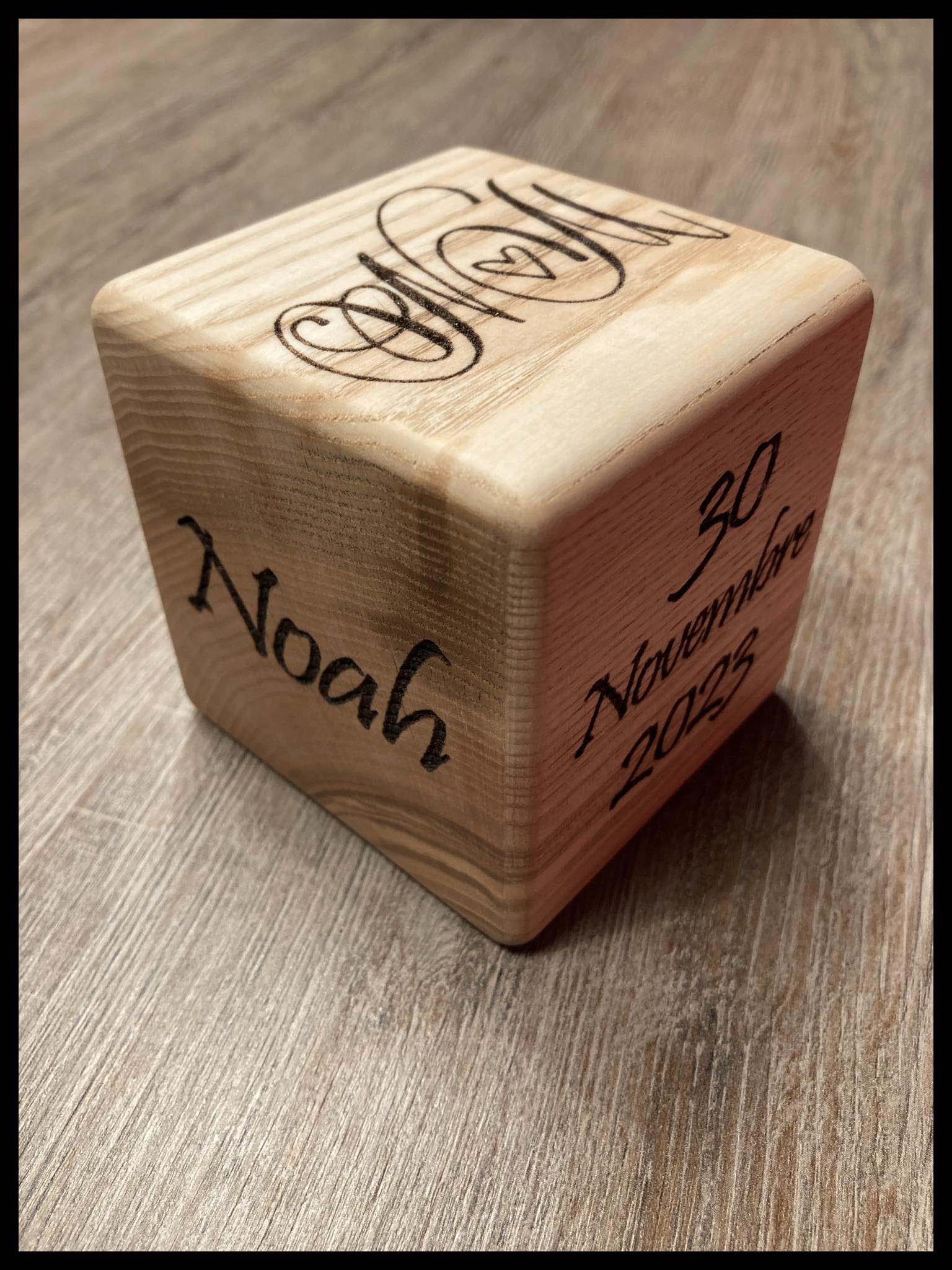 Cube en frêne massif avec prénoms gravés