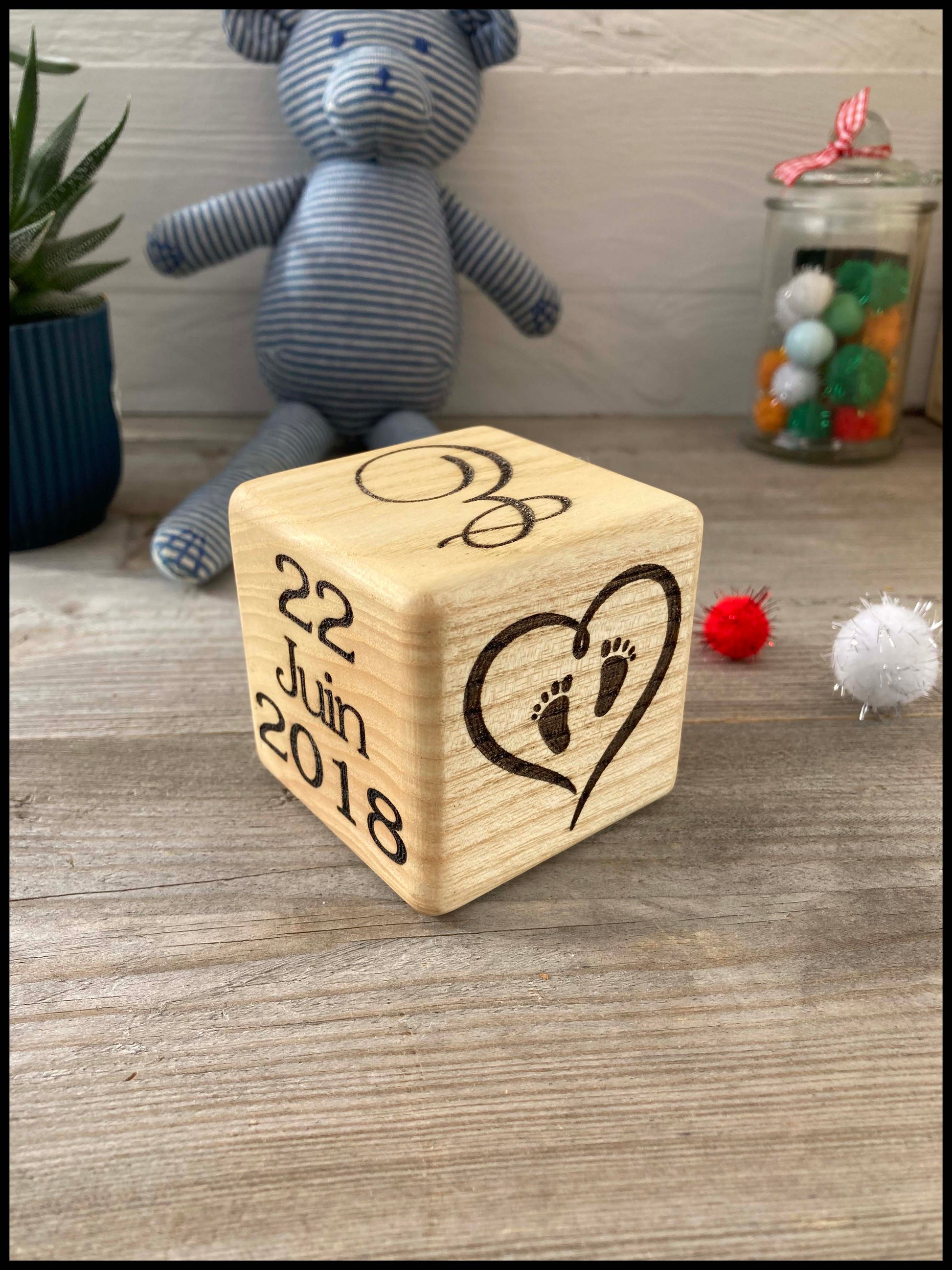 Date de naissance gravée sur cube en bois massif de frêne