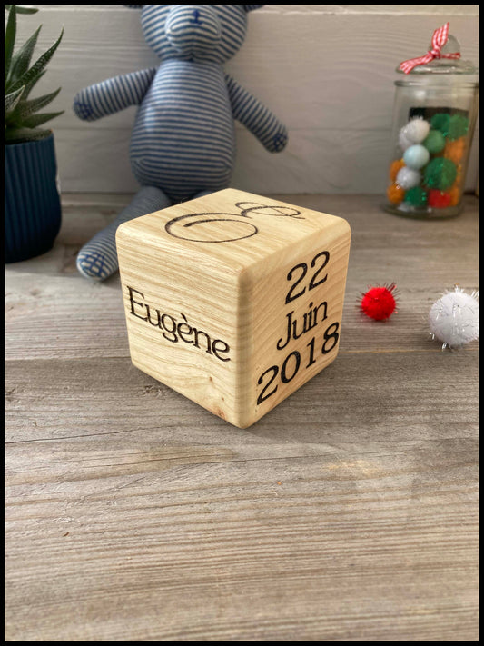 Cube de naissance personnalisé en bois massif de frêne