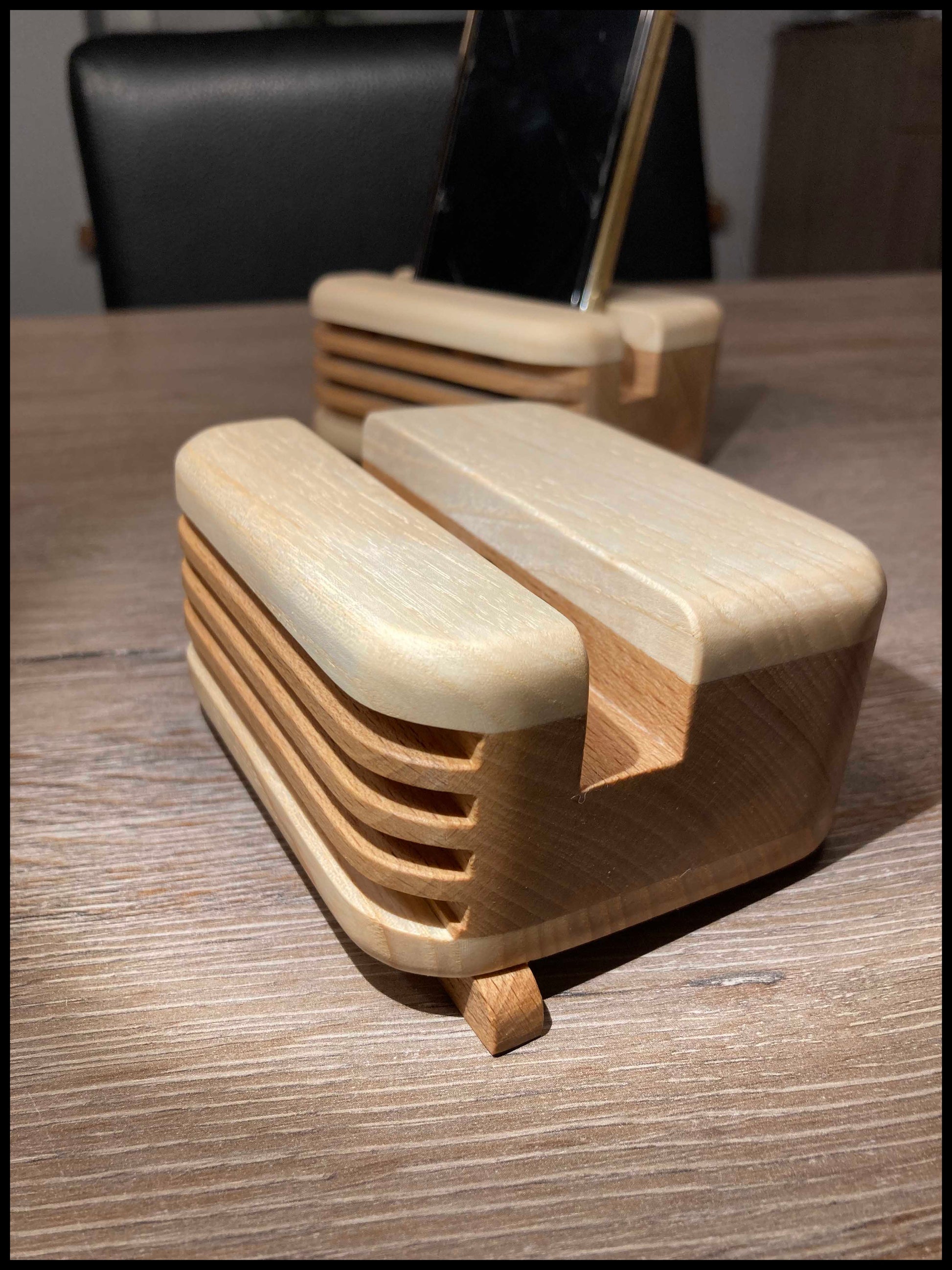 Rainure smartphone sur enceinte bois massif hêtre & érable