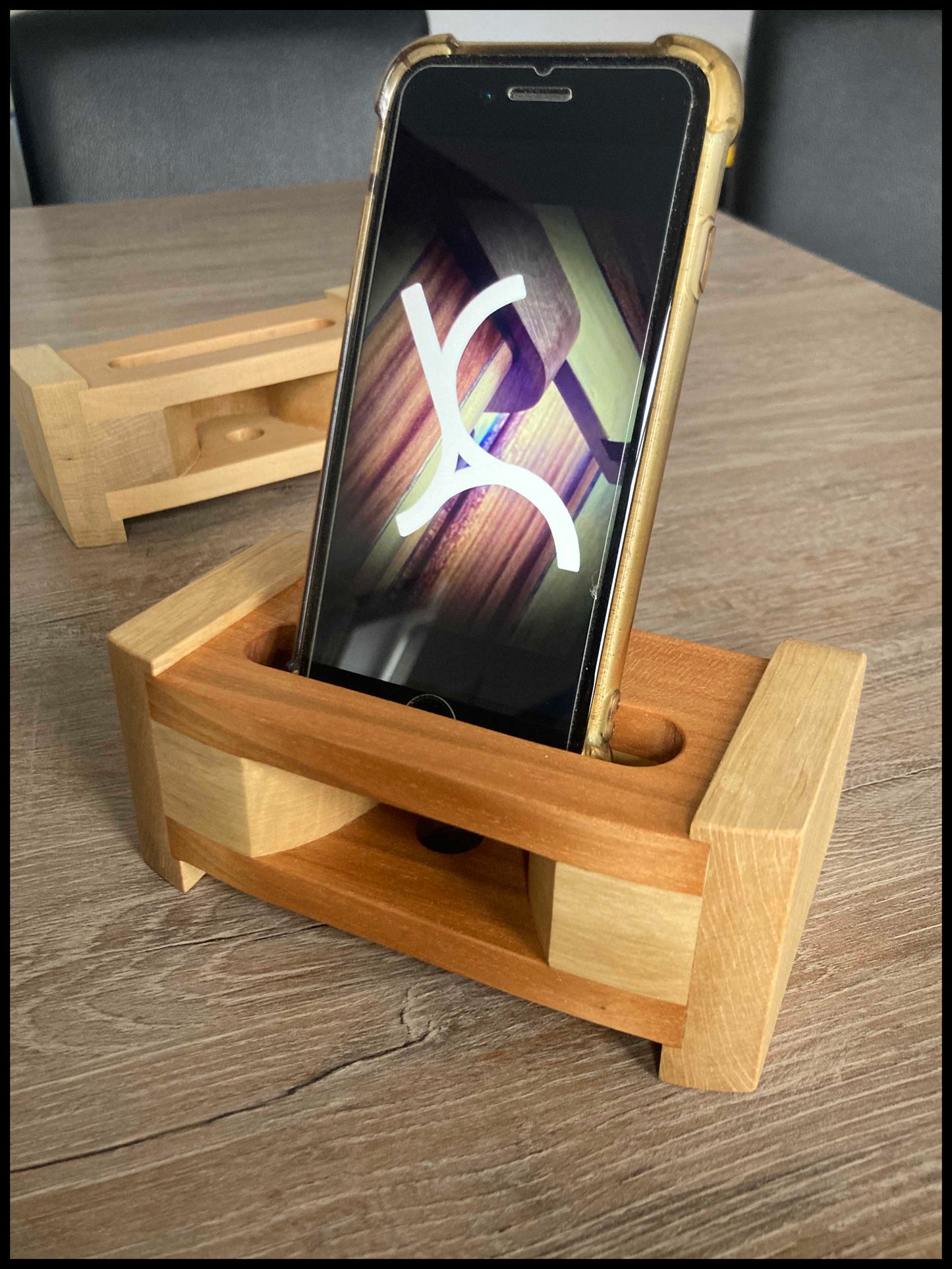 Smartphone inséré dans une enceinte passive en bois massif