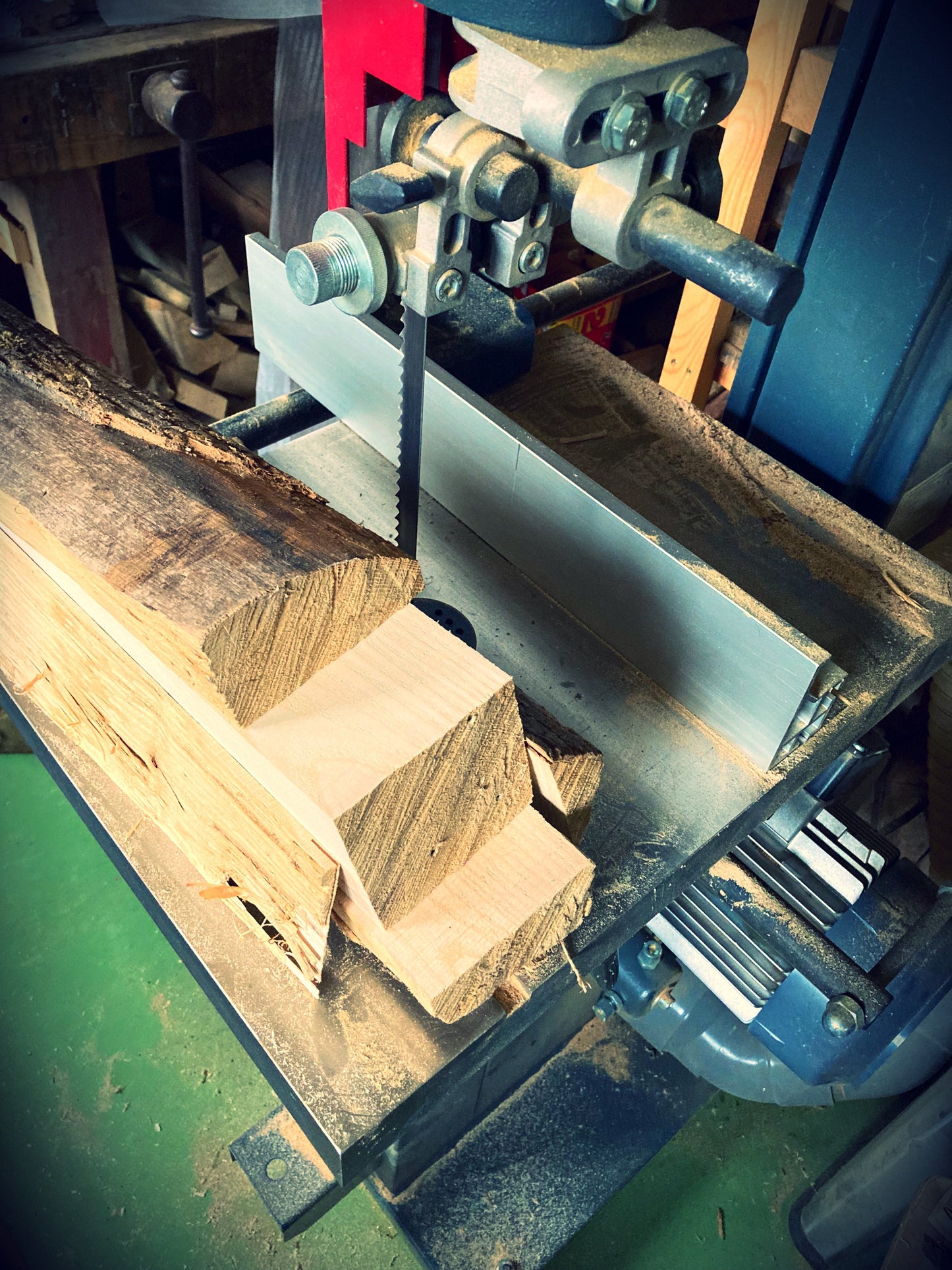 Fabrication d’un cube personnalisé en bois massif de frêne dans l’atelier